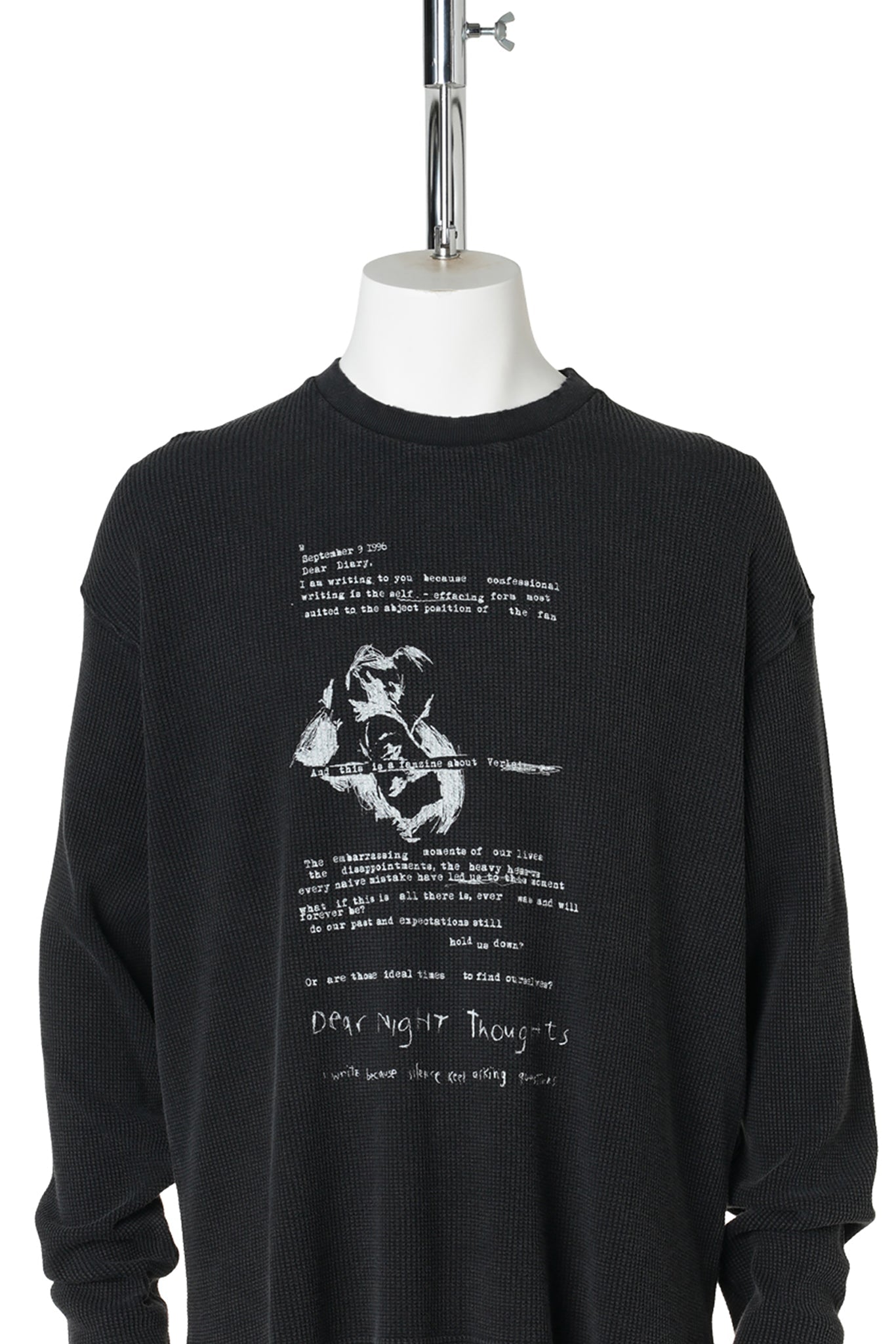 EMIL RELAX FIT LONG SLEEVE BOXY T-SHIRT WITH "DEAR DIARY" PRINT / 098:FADED BLACK