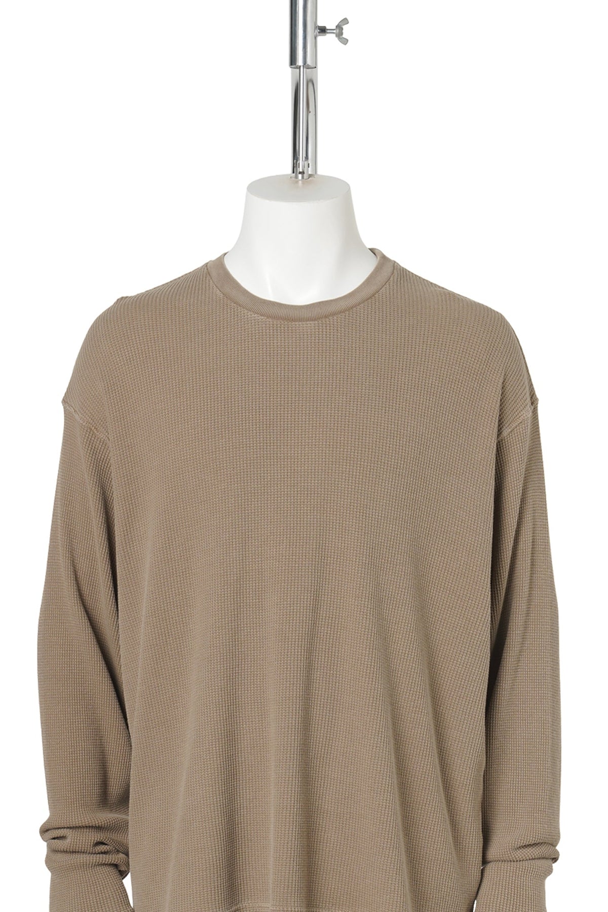EMIL RELAX FIT BOXY T-SHIRT WITH "THE VELVET EVENING" PRINT / 295:CAMEL