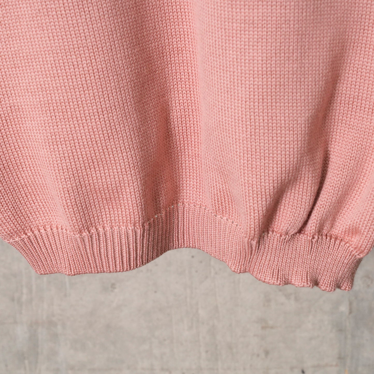 CLASSIC FRENCH KNITTED MERINO CARDIGAN WITH FRONT BUT- TONS AND SHORT HEM AND KNIT- TED BOW / ROSE