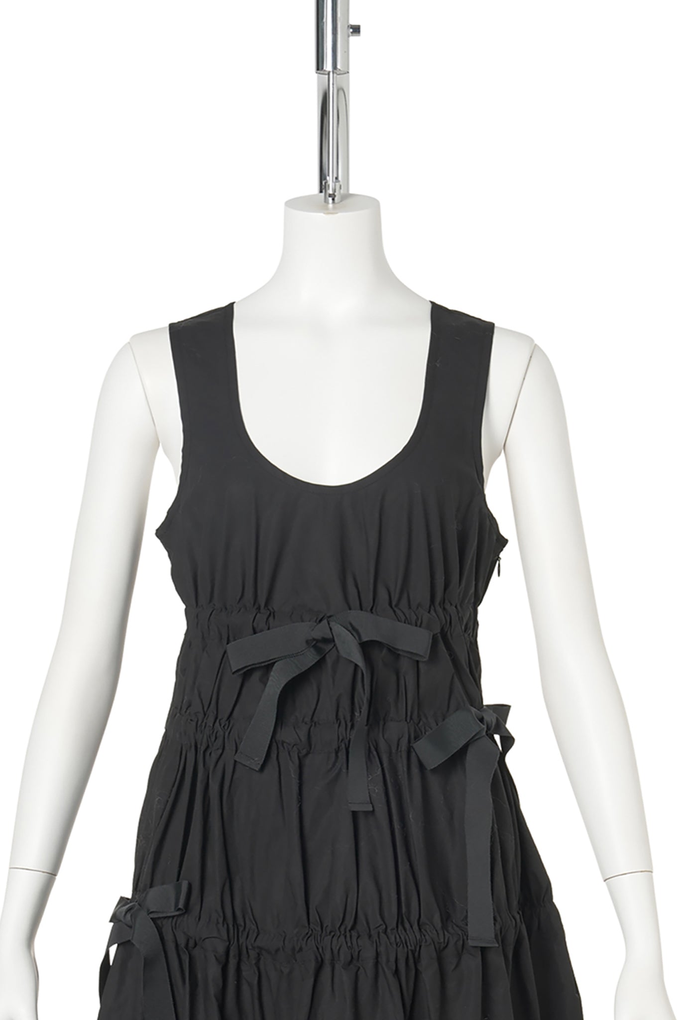 SCOOP NECK DRESS WITH TIE DETAILS / BLACK