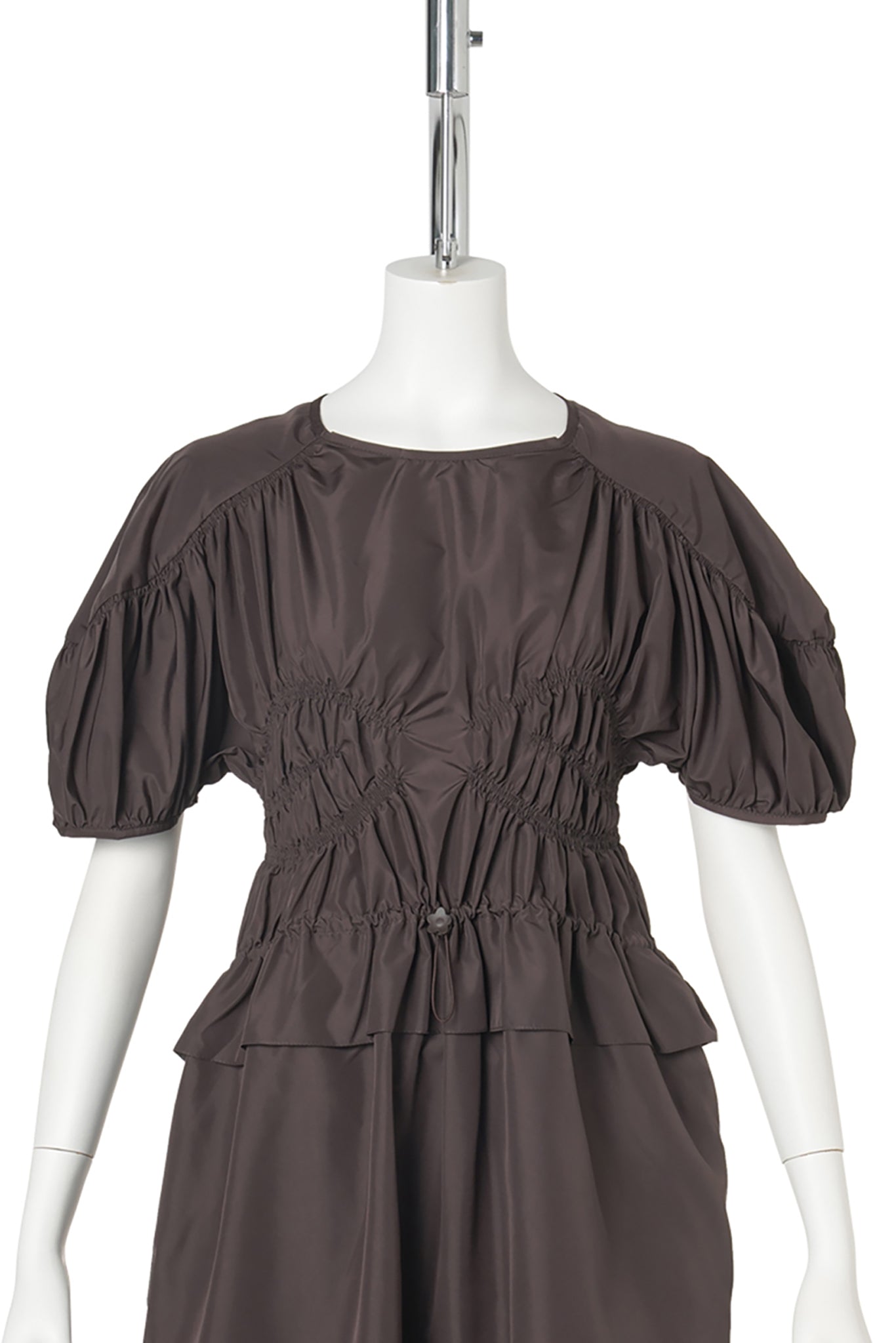 LONG DRESS WITH SMOCKED BODICE AND PEPLUM DETAIL / BROWN
