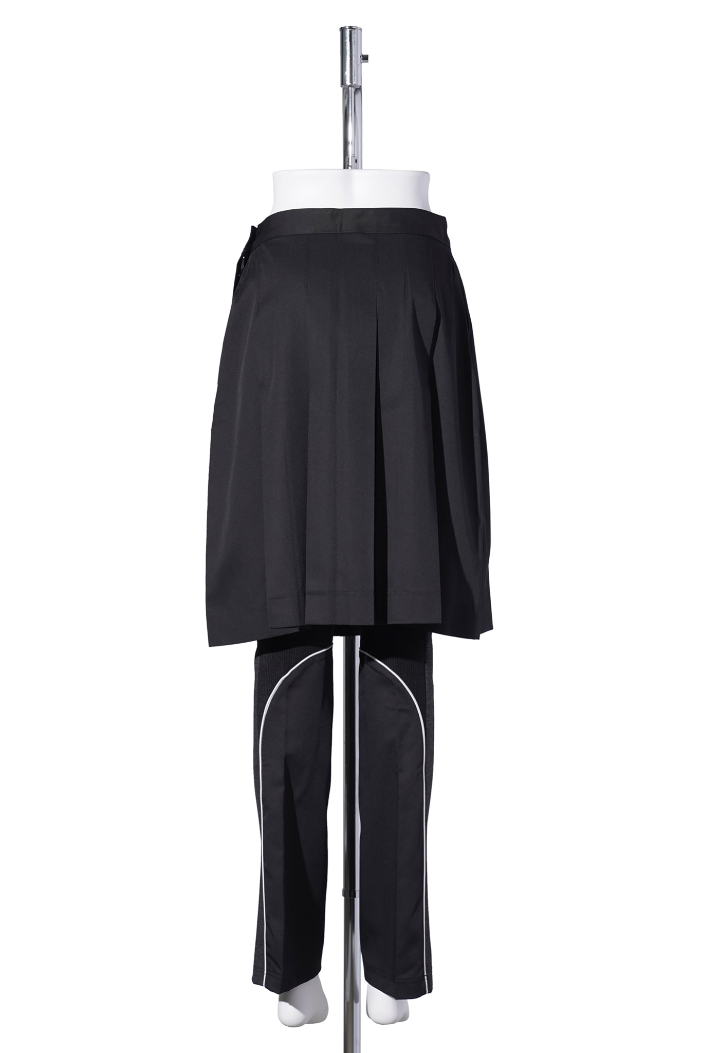 PLEATED SKIRT WITH LEG WARMERS / BLACK