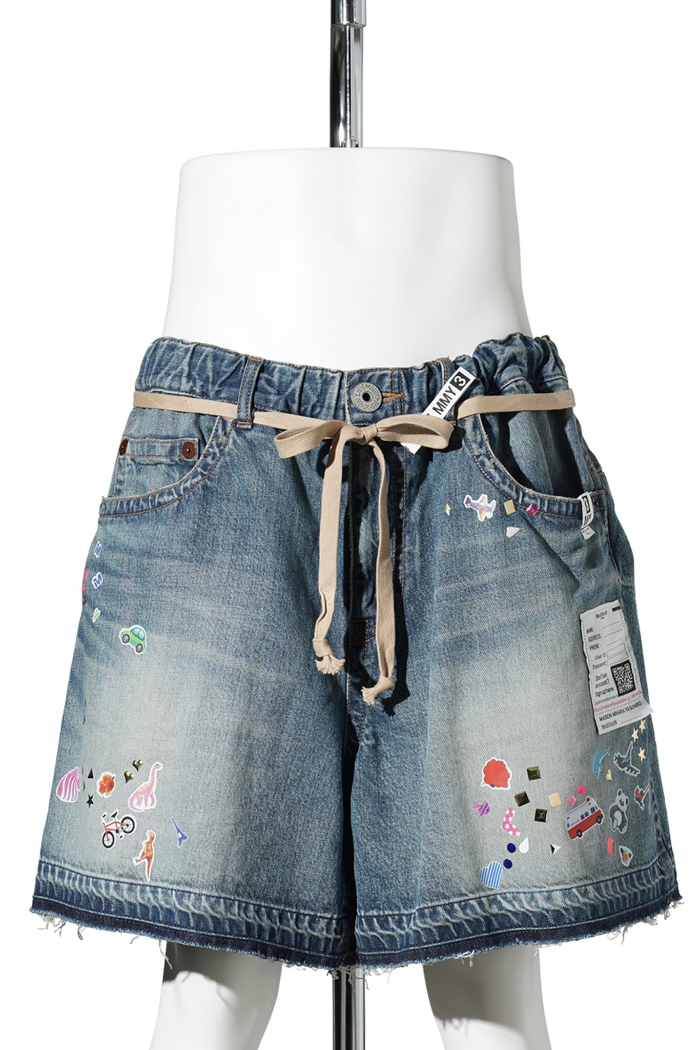 DENIM GATHER SHORTS W KIDS STICKER / INDIGO