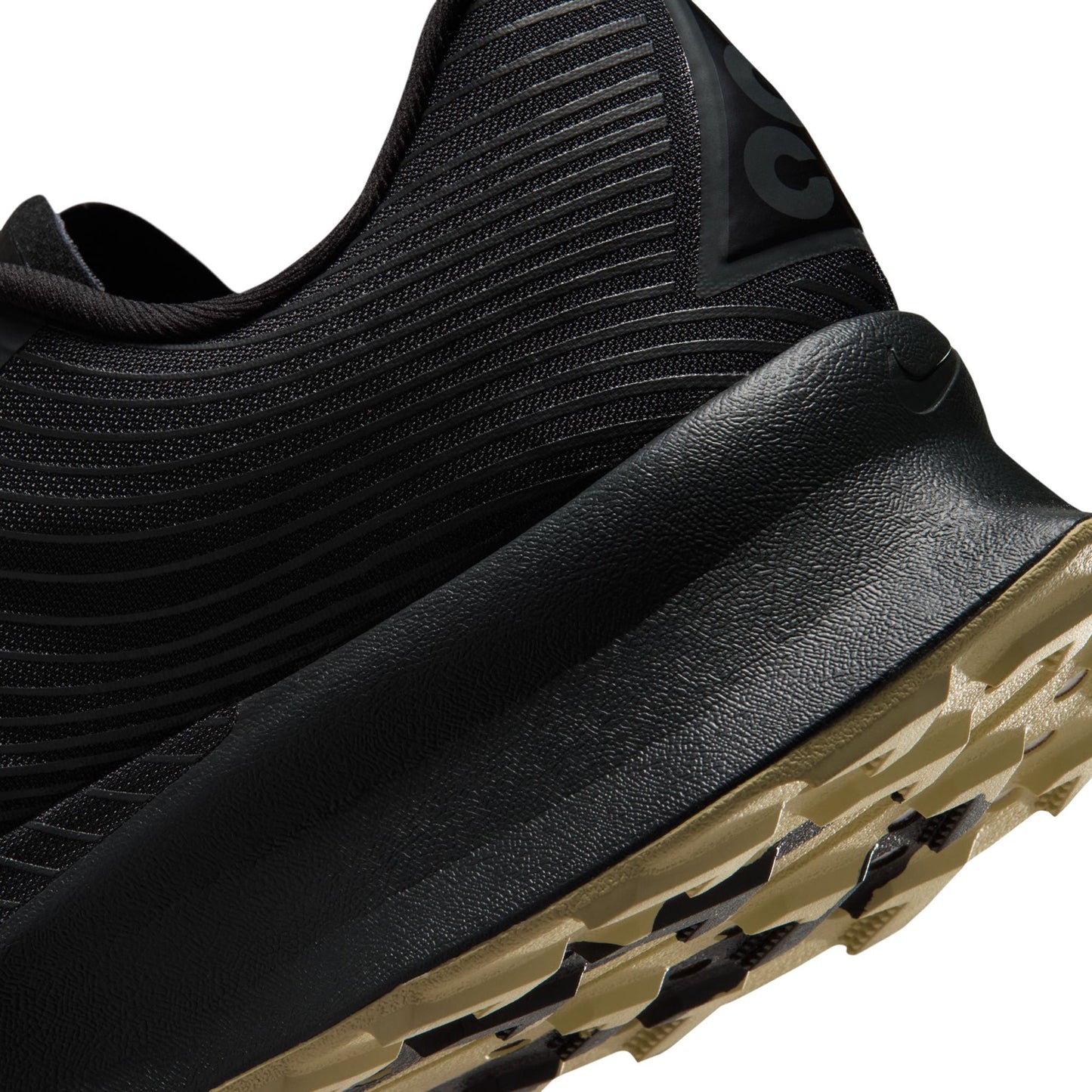 NIKE ACG ULTRAFLY TRAIL SP / 001:BLACK/DK SMOKE GREY-VEGAS GOLD