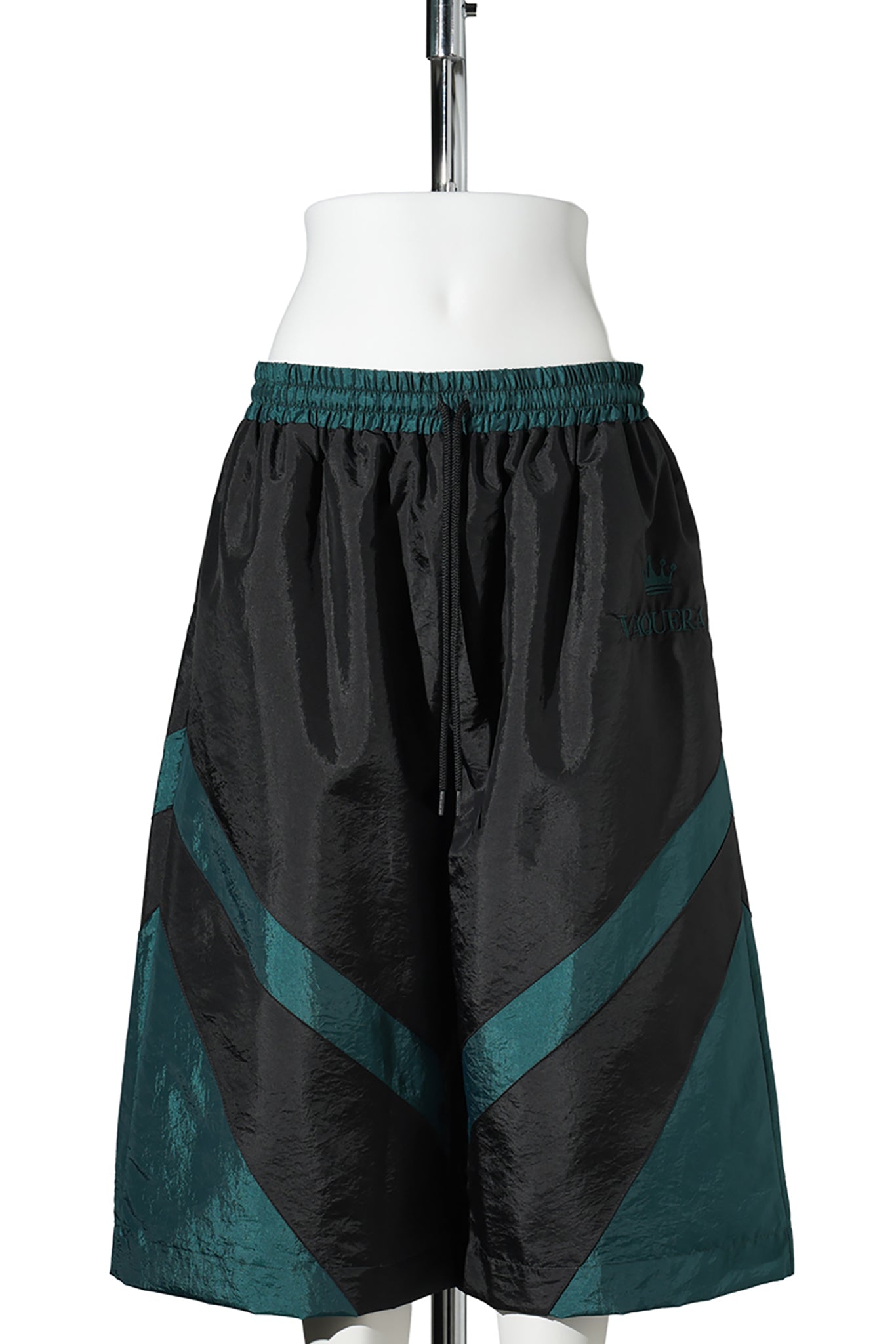 WOMEN WINDBREAKER SHORTS WOVEN / BLACK GREEN