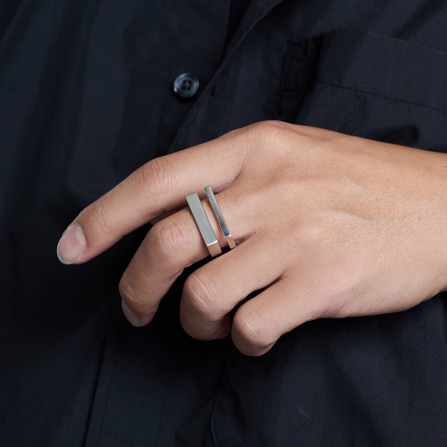 DIFFERENT WIDTH RING WITH HAIR LINE / SILVER