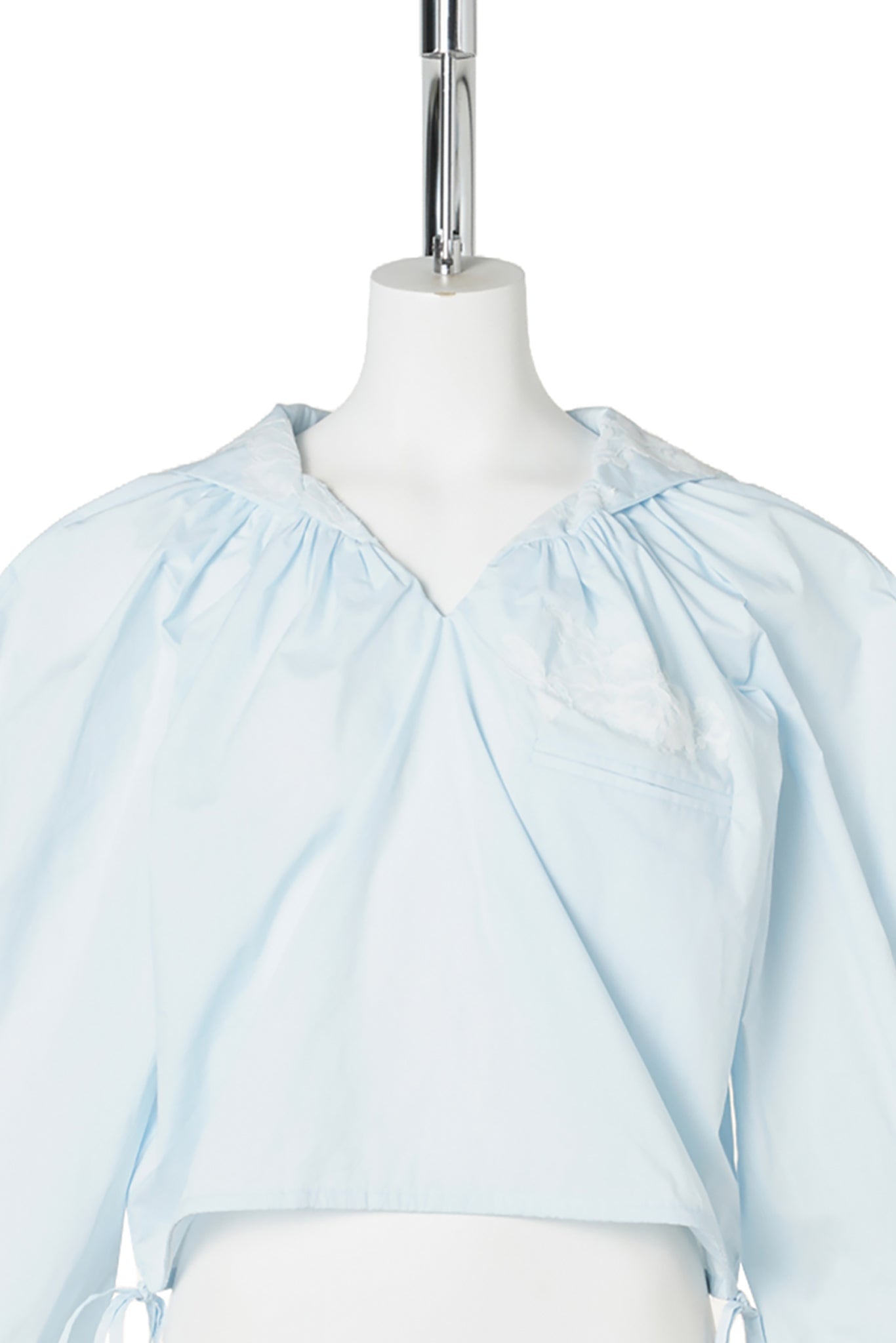 SAILOR COLLAR BLOUSE WITH FLORAL APPLIQUÉ / BABYBLUE