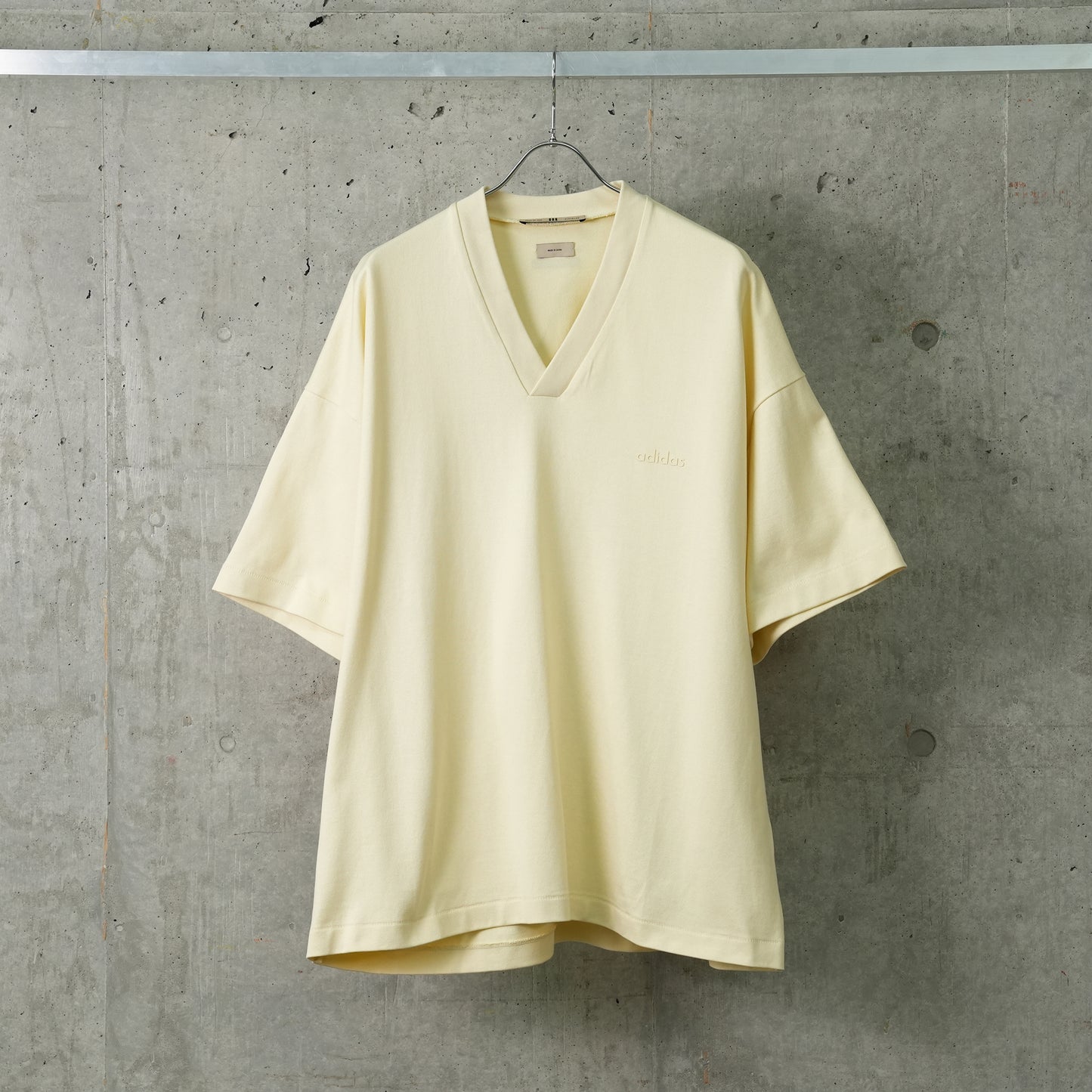 ATHLETICS V TEE / PALE YELLOW