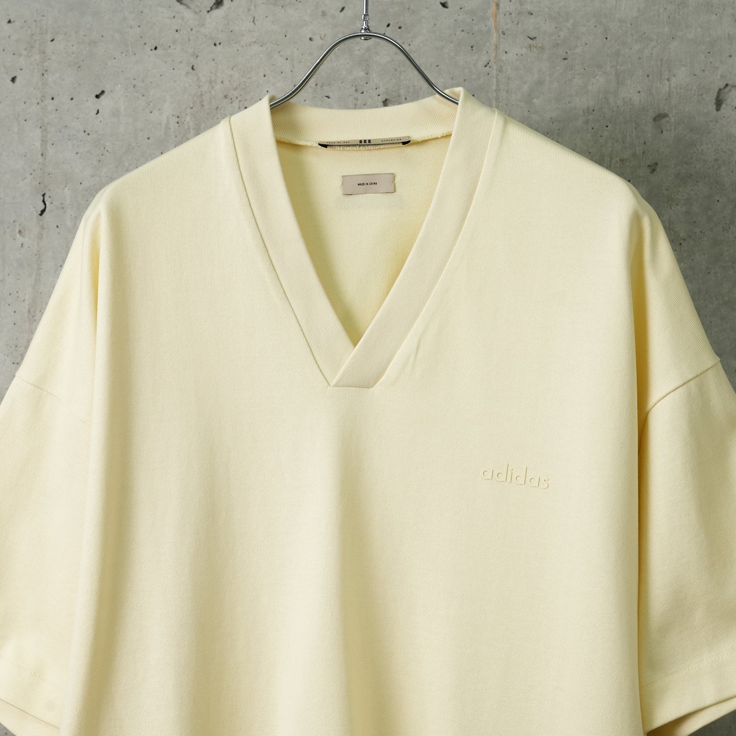 ATHLETICS V TEE / PALE YELLOW