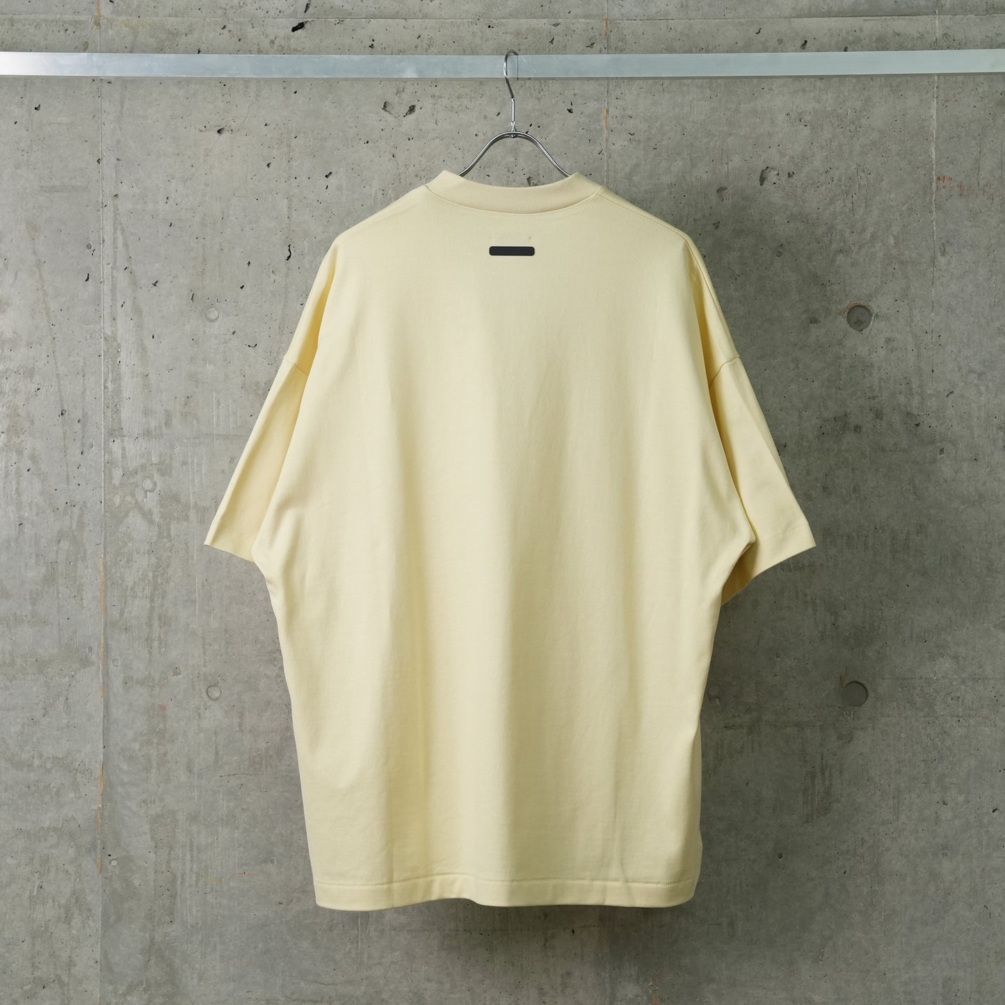 ATHLETICS V TEE / PALE YELLOW