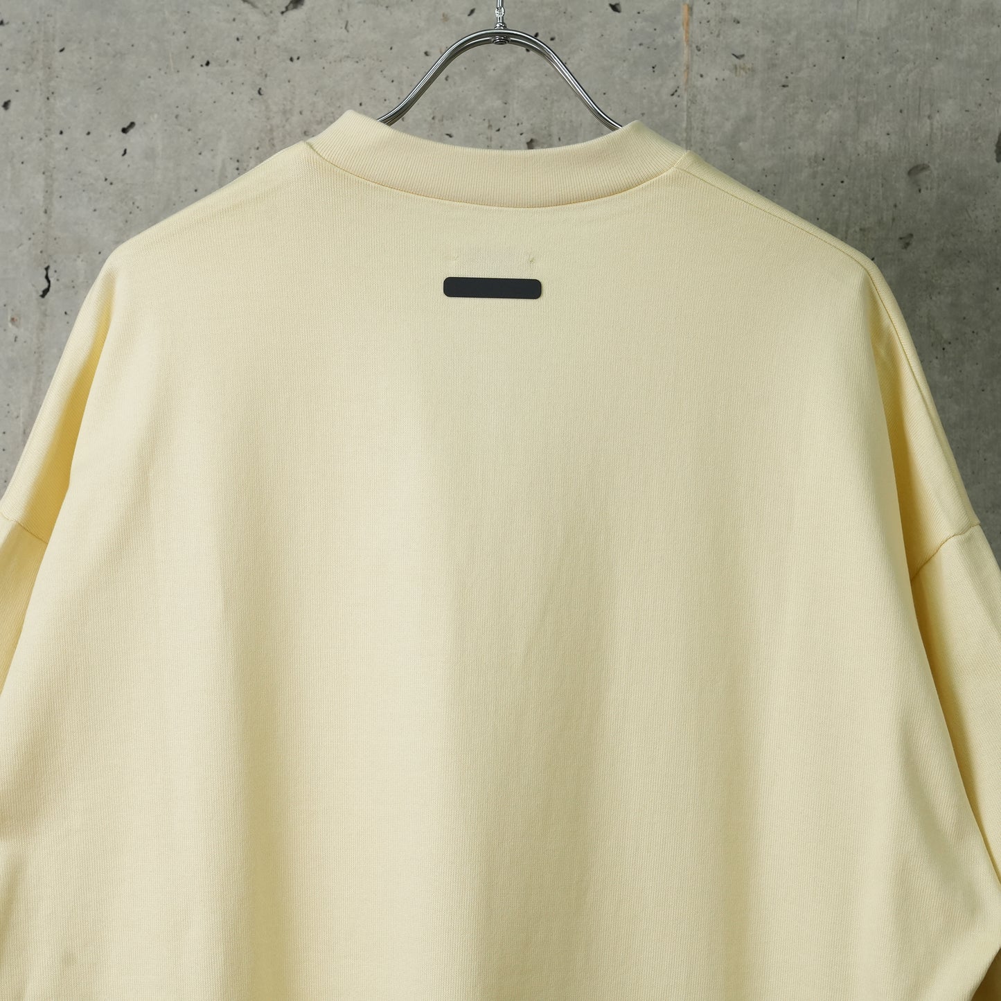 ATHLETICS V TEE / PALE YELLOW