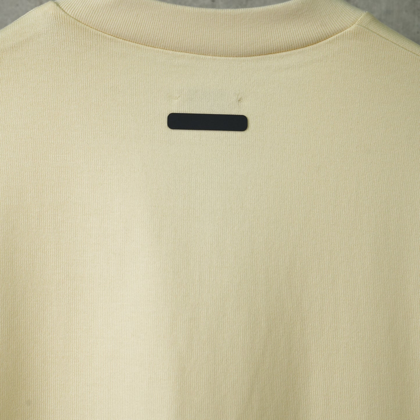 ATHLETICS V TEE / PALE YELLOW