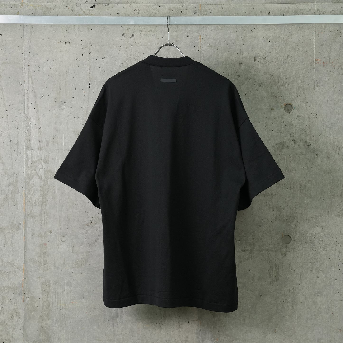 ATHLETICS V TEE / BLACK