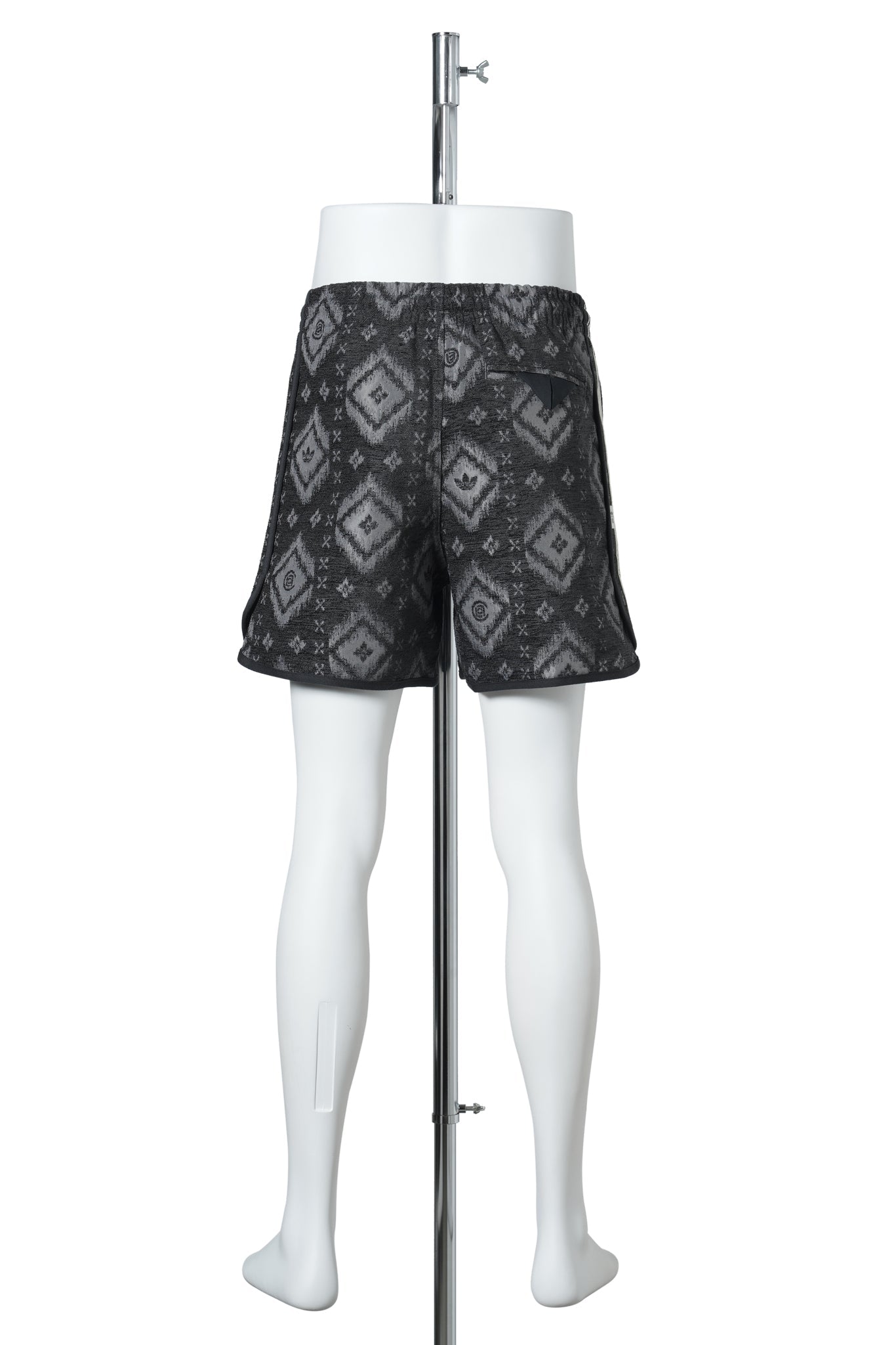 CLOT IKAT SHORT / CARBON