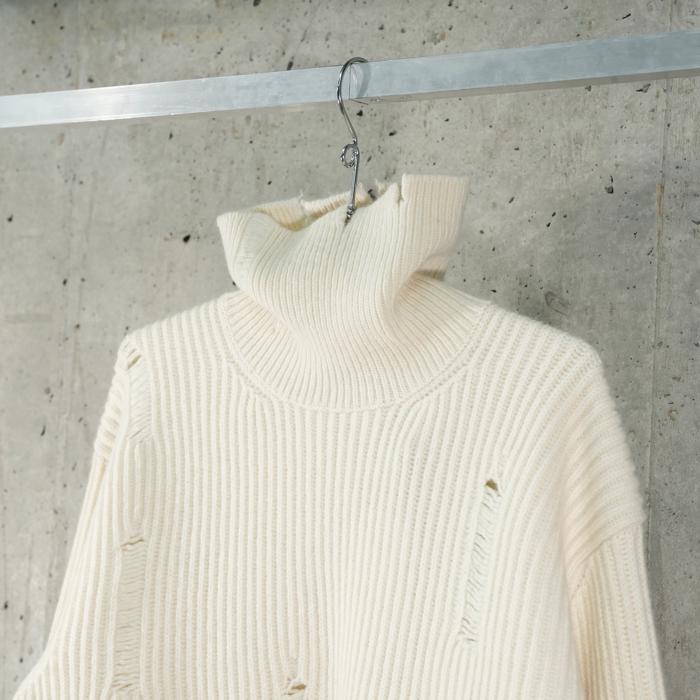 SWEATER / 303