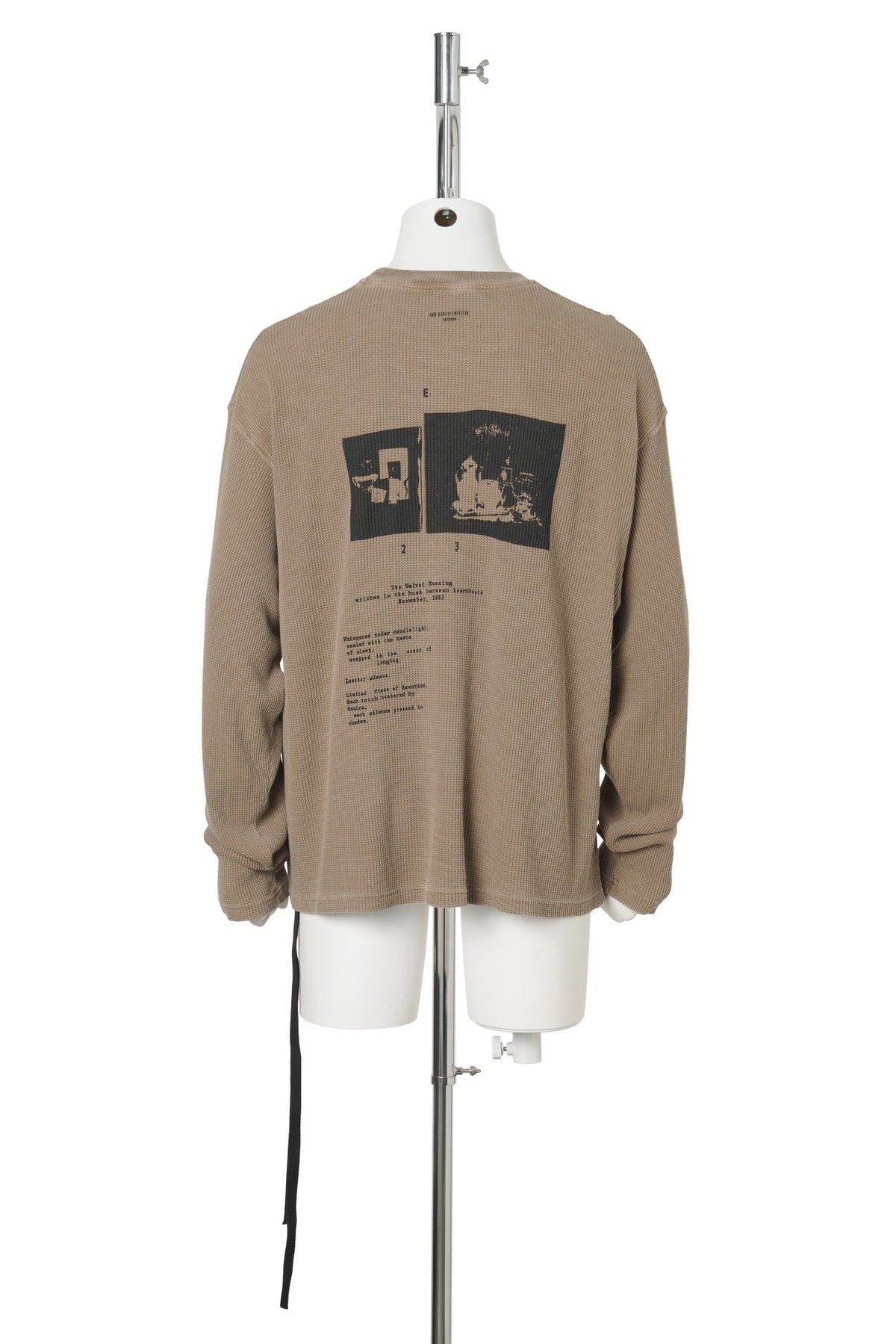 EMIL RELAX FIT BOXY T-SHIRT WITH "THE VELVET EVENING" PRINT / 295:CAMEL