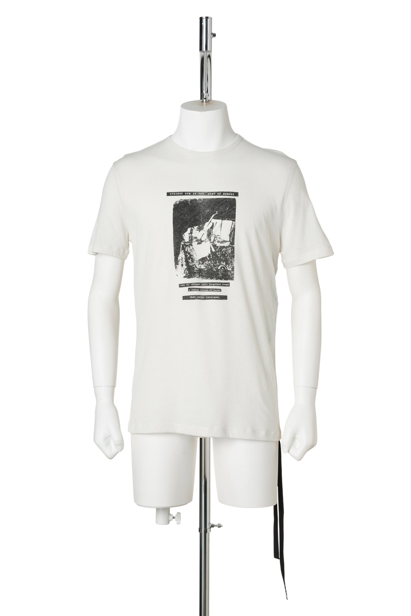 BAPTIST STANDARD FIT T-SHIRT WITH "DUST OF MEMORY" PRINT / 003:IVORY