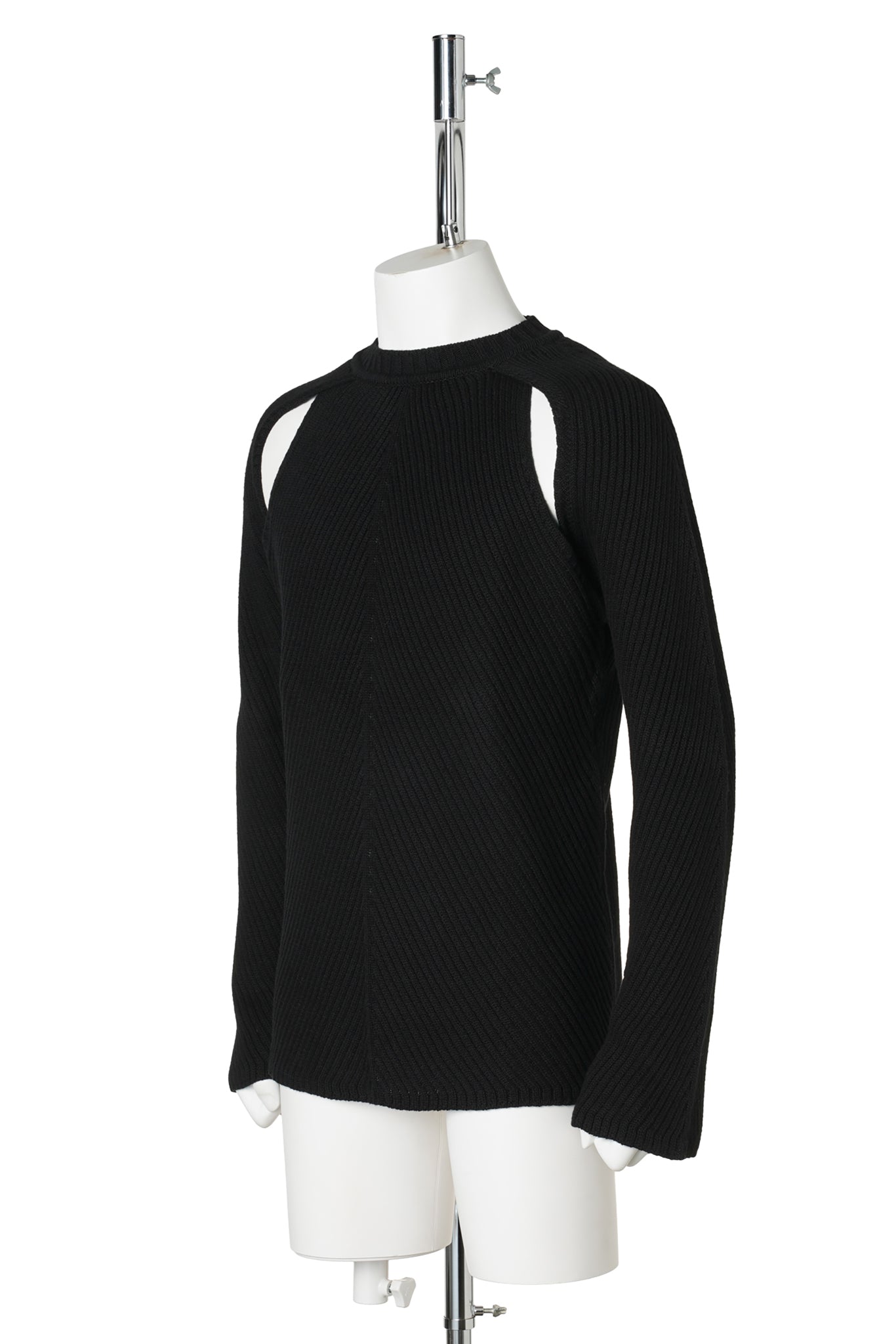 FERDIN DIAGONAL RIB COMFORT SWEATER WITH CUT OUT ARMHOLE DETAIL / 099:BLACK