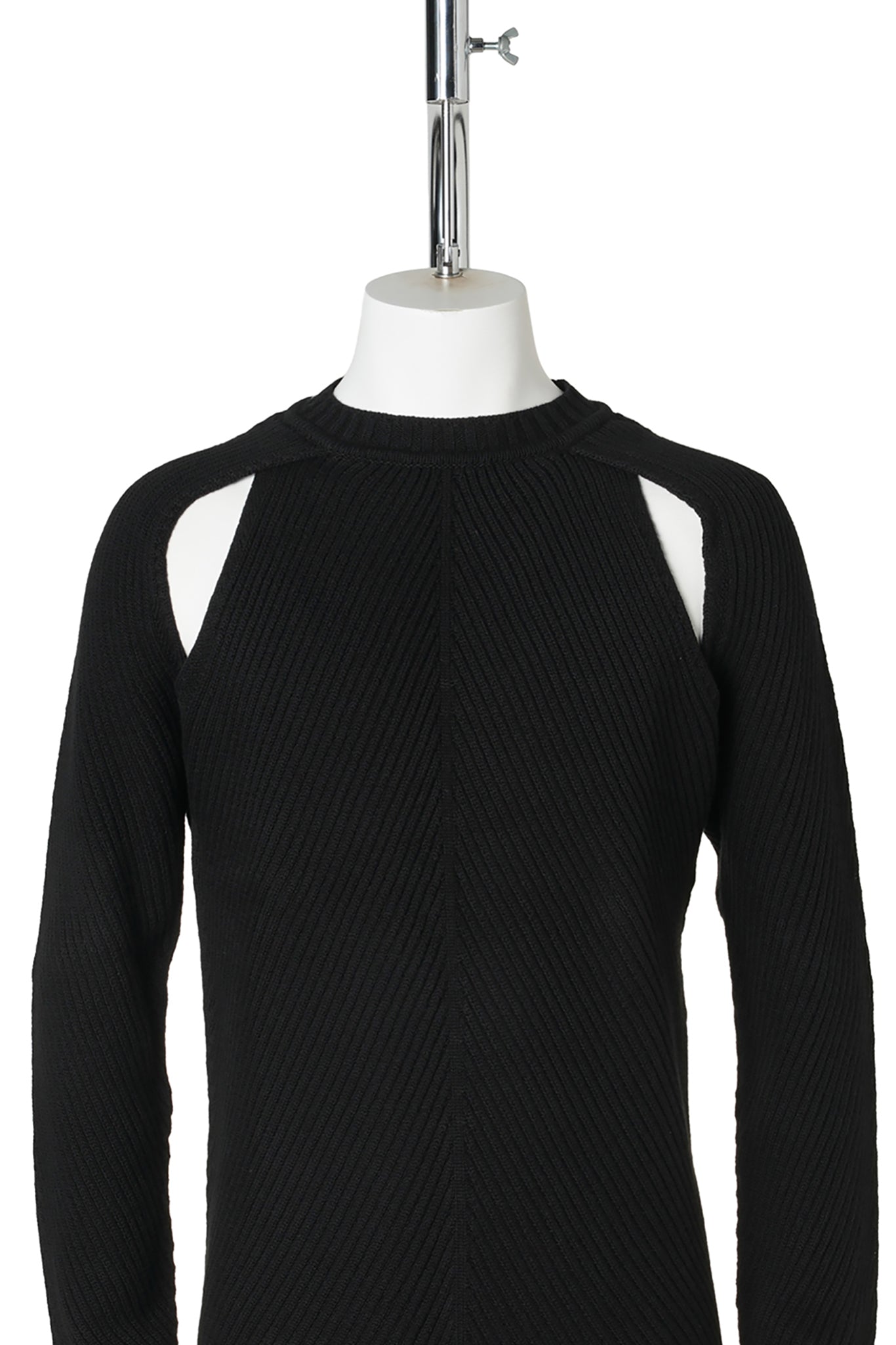 FERDIN DIAGONAL RIB COMFORT SWEATER WITH CUT OUT ARMHOLE DETAIL / 099:BLACK
