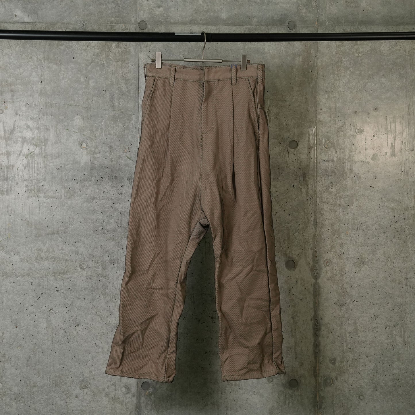 TROUSERS / BEIGE