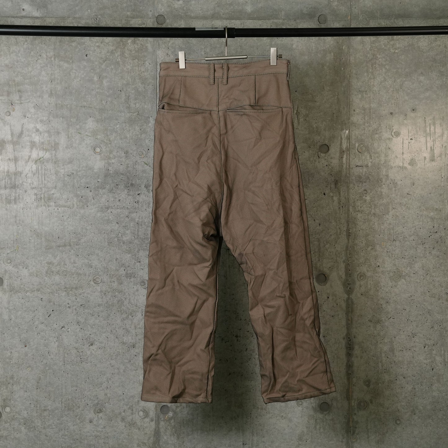 TROUSERS / BEIGE