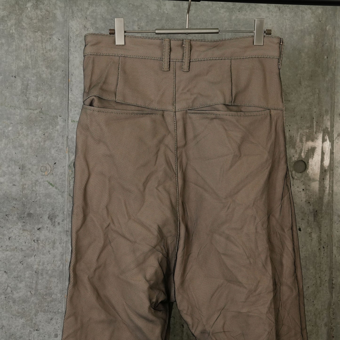 TROUSERS / BEIGE