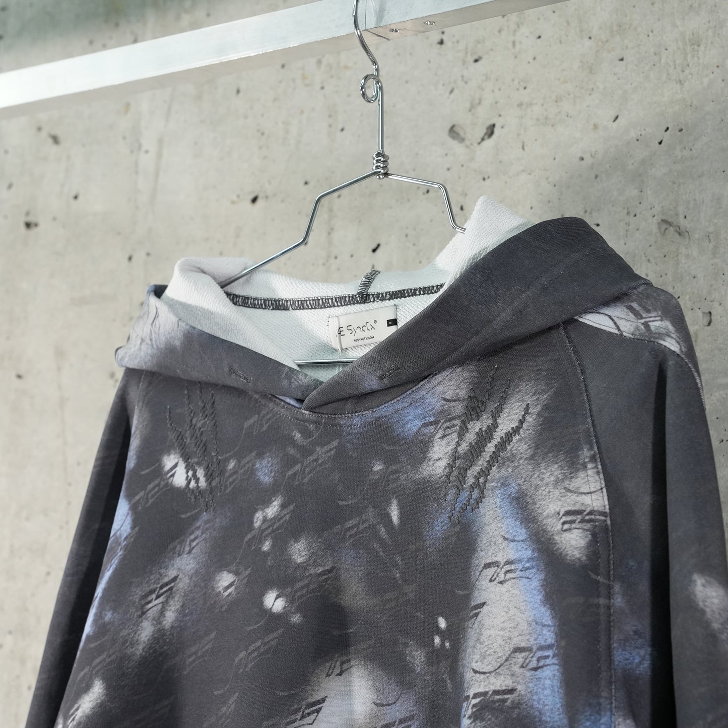 EMBROIDERED HOODIE / COOL GREY