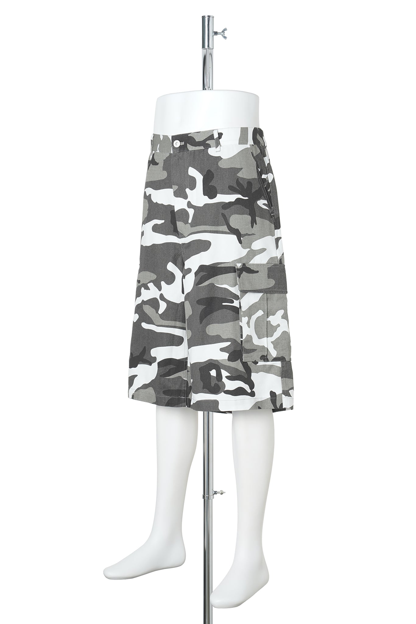 WIDE CARGO SHORTS / BLACK CAMO