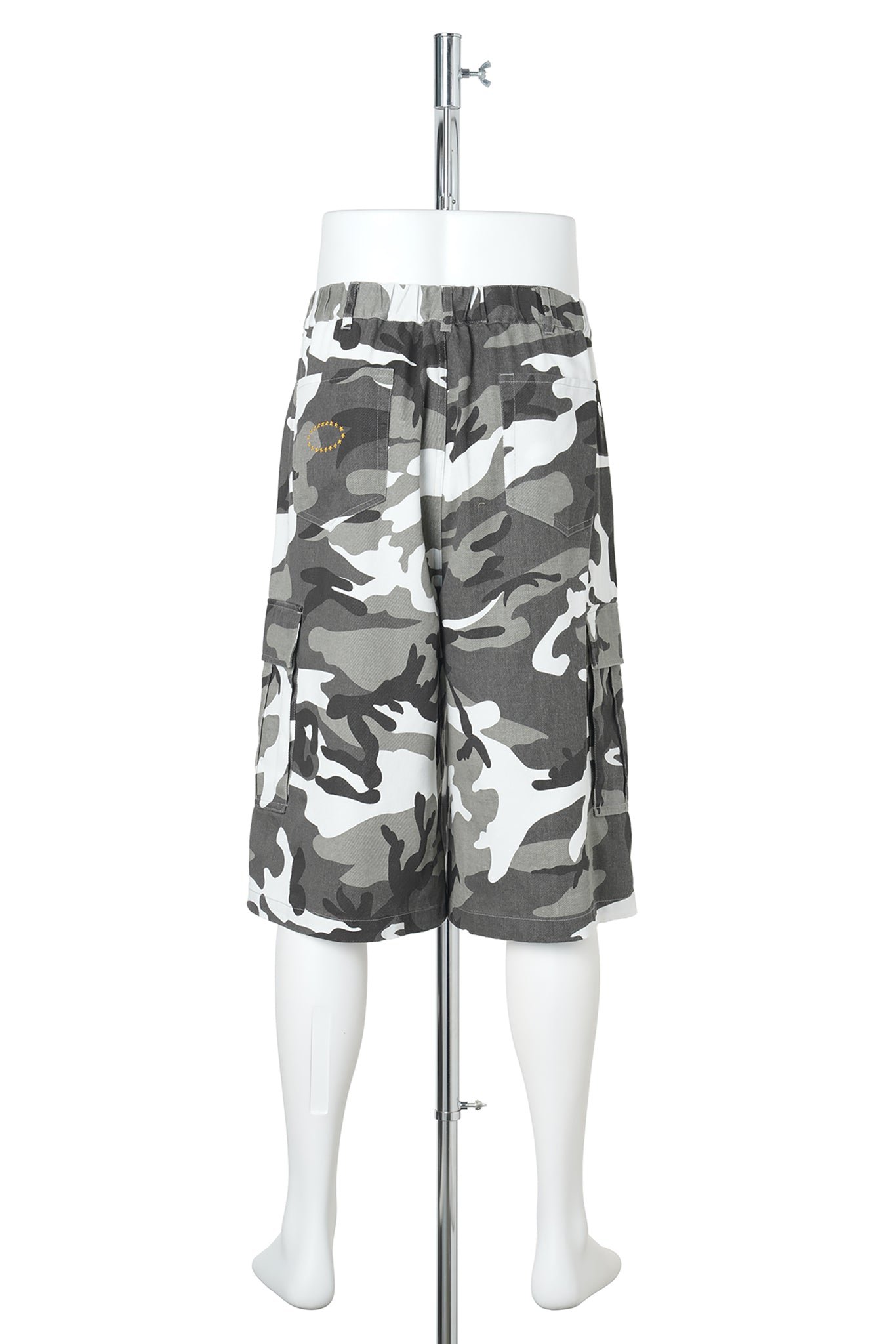 WIDE CARGO SHORTS / BLACK CAMO