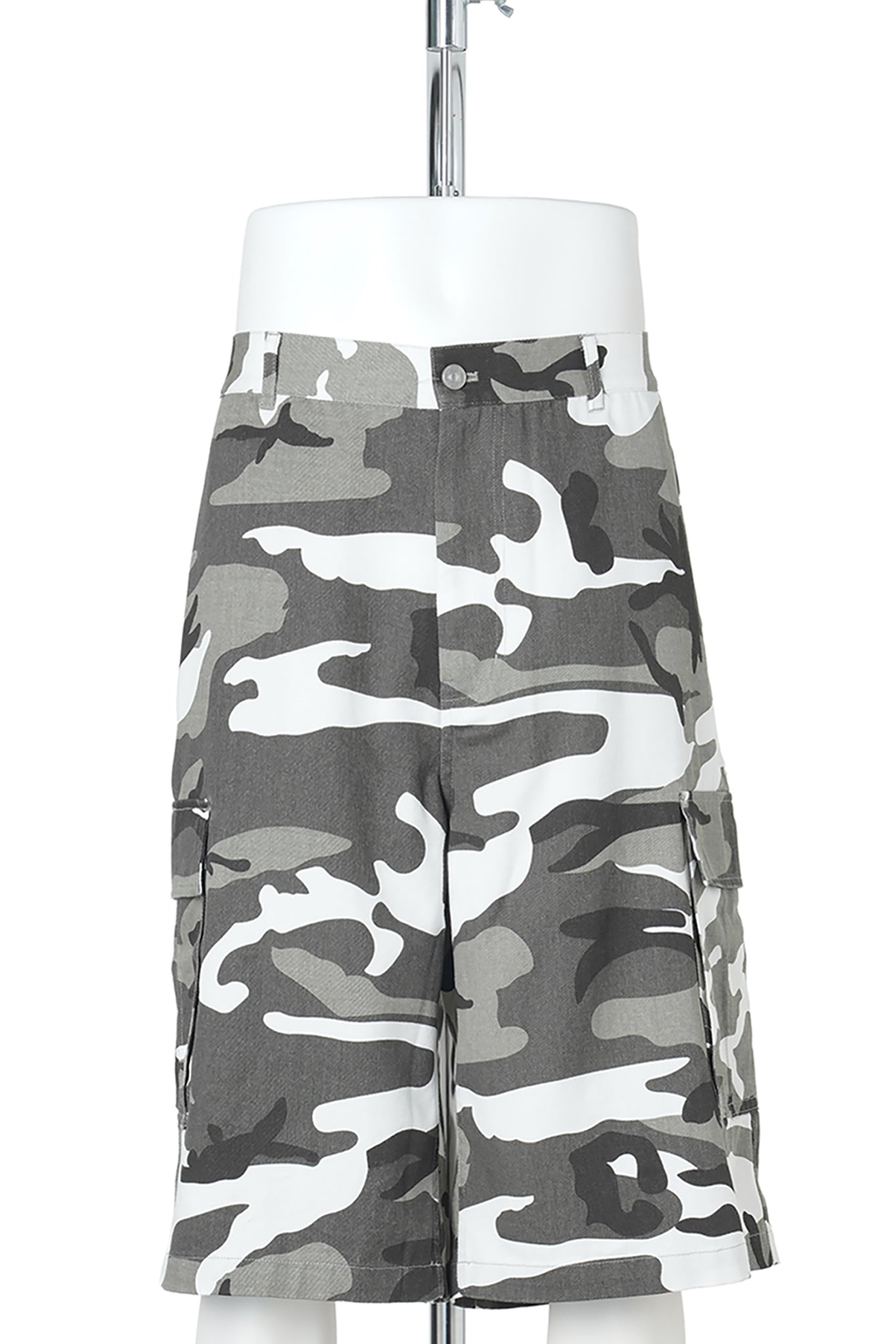 WIDE CARGO SHORTS / BLACK CAMO