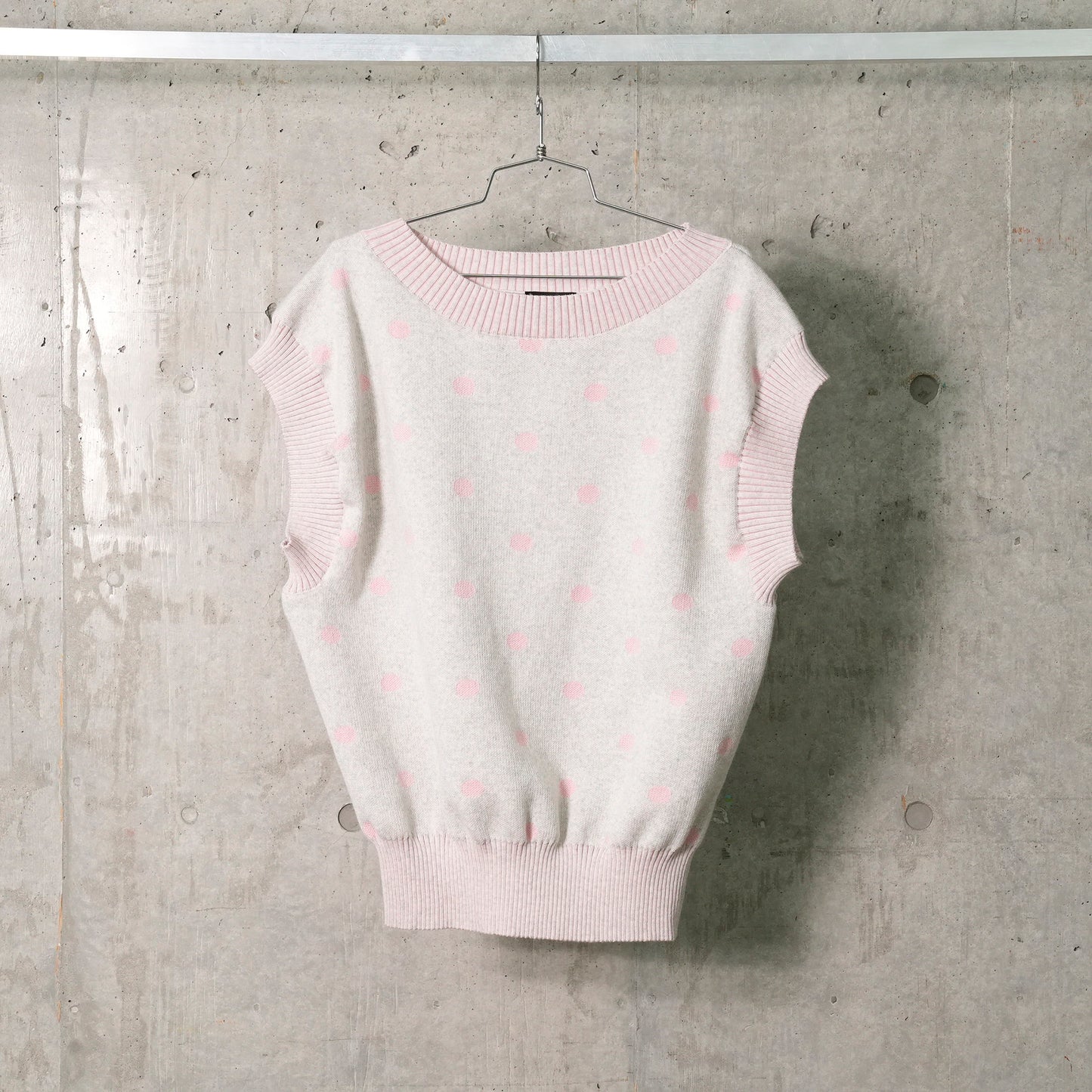 POLKA DOT SQUARE VEST PULLOVER WITH MERINO JACQUARD PRINT AND RIB EDGES / ROSE/GREY