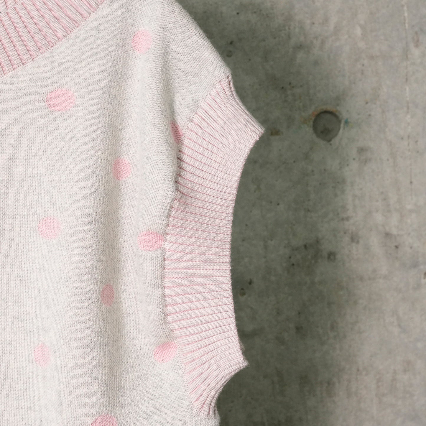 POLKA DOT SQUARE VEST PULLOVER WITH MERINO JACQUARD PRINT AND RIB EDGES / ROSE/GREY