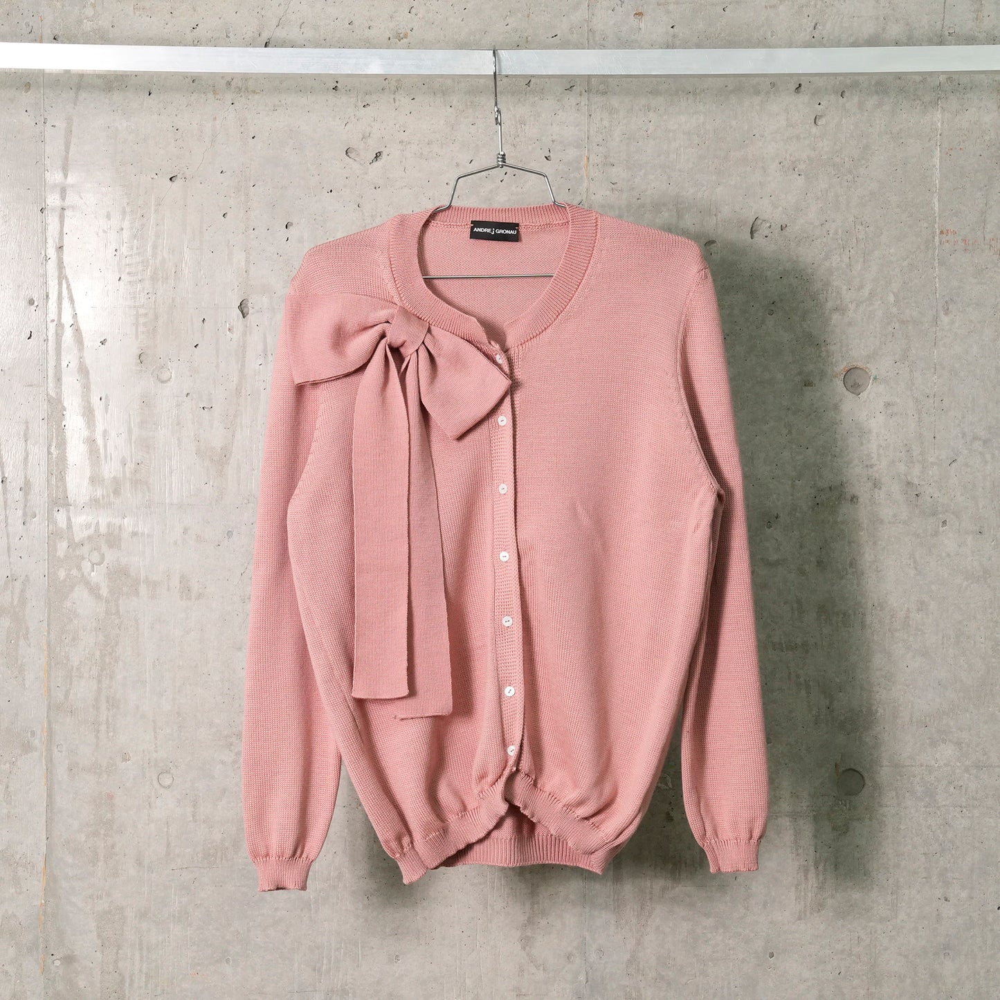 CLASSIC FRENCH KNITTED MERINO CARDIGAN WITH FRONT BUT- TONS AND SHORT HEM AND KNIT- TED BOW / ROSE