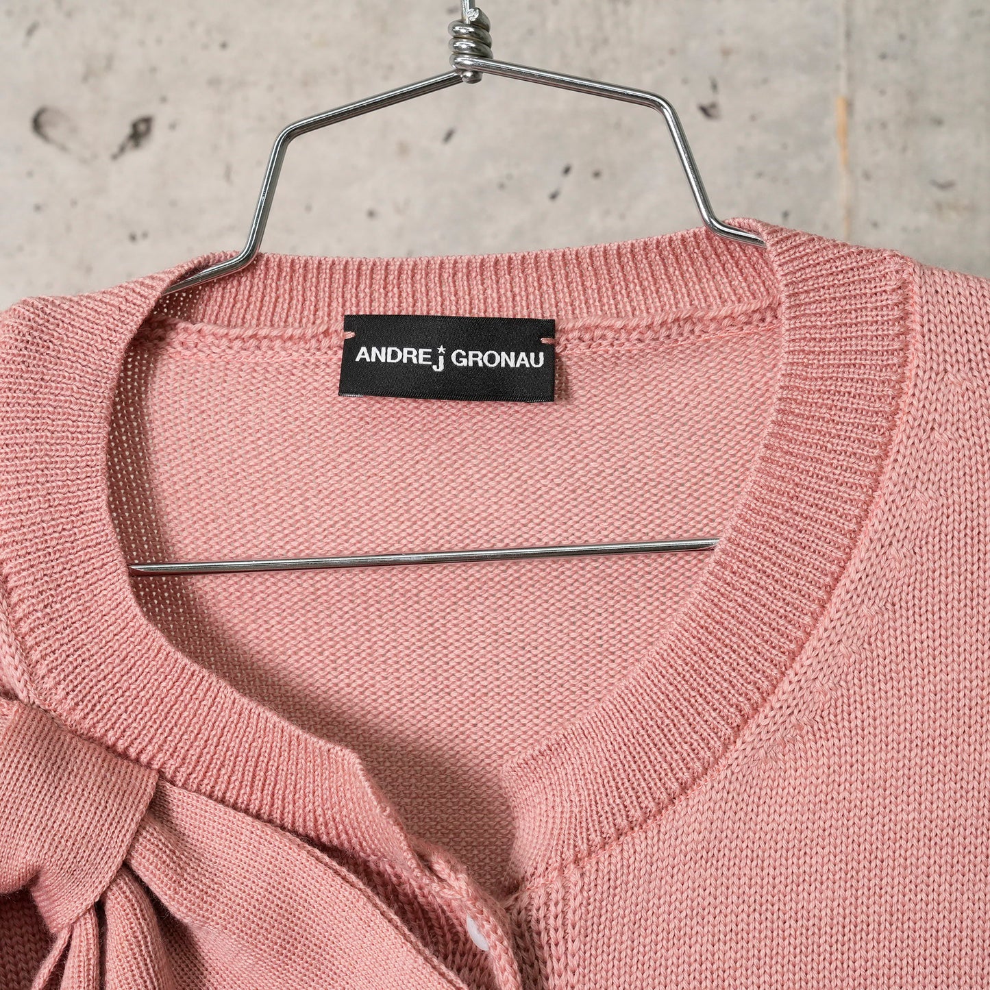 CLASSIC FRENCH KNITTED MERINO CARDIGAN WITH FRONT BUT- TONS AND SHORT HEM AND KNIT- TED BOW / ROSE