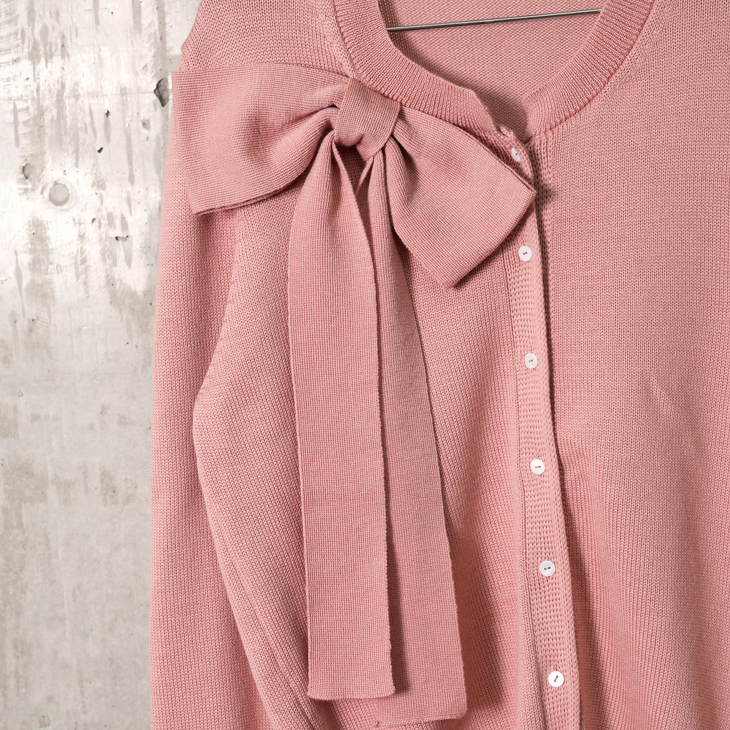 CLASSIC FRENCH KNITTED MERINO CARDIGAN WITH FRONT BUT- TONS AND SHORT HEM AND KNIT- TED BOW / ROSE