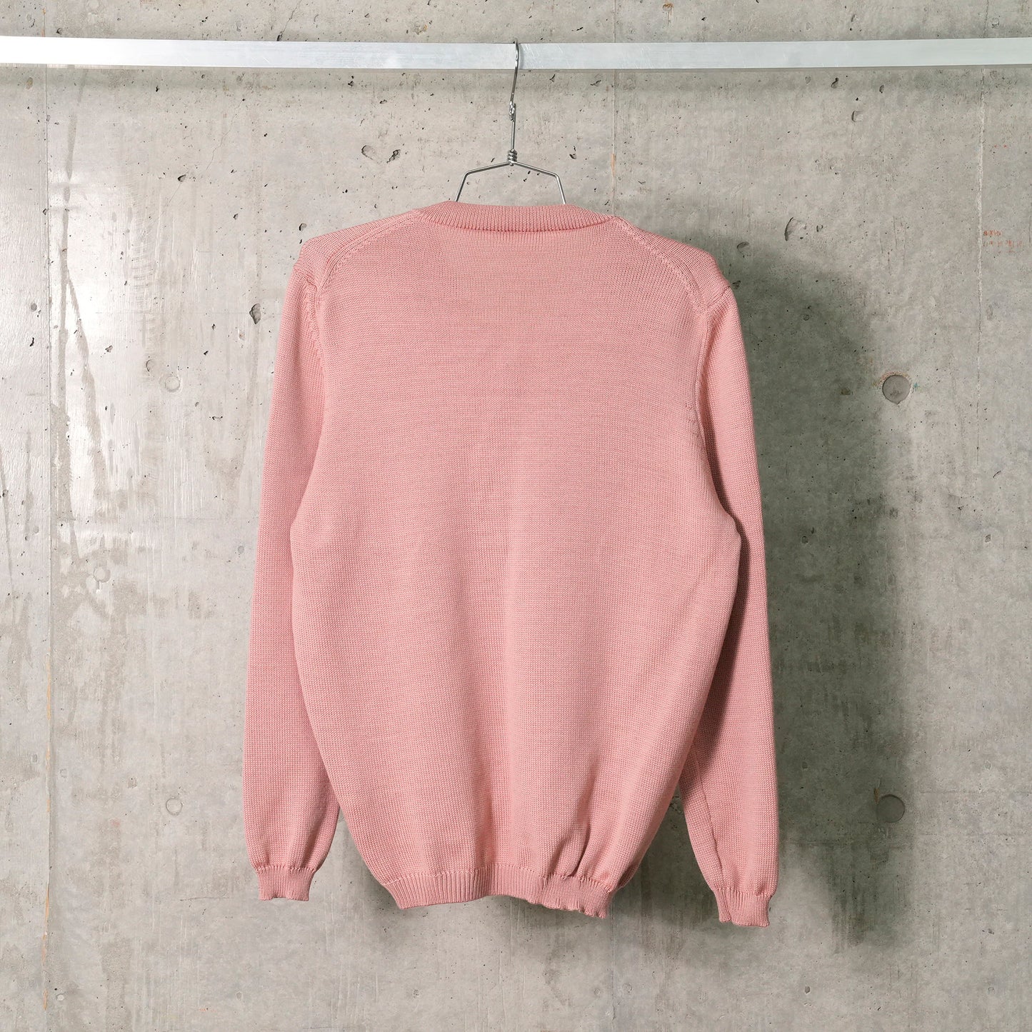 CLASSIC FRENCH KNITTED MERINO CARDIGAN WITH FRONT BUT- TONS AND SHORT HEM AND KNIT- TED BOW / ROSE