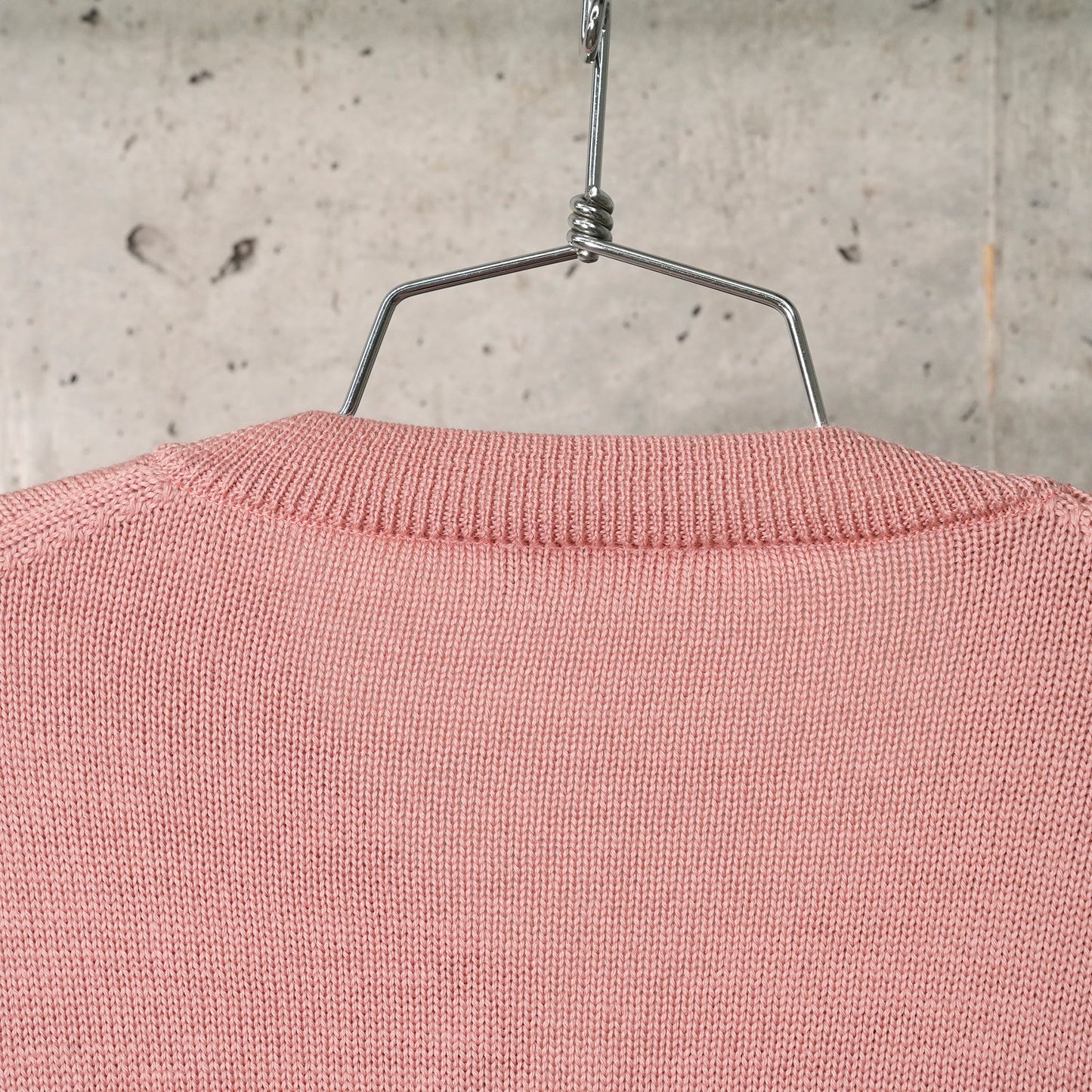 CLASSIC FRENCH KNITTED MERINO CARDIGAN WITH FRONT BUT- TONS AND SHORT HEM AND KNIT- TED BOW / ROSE