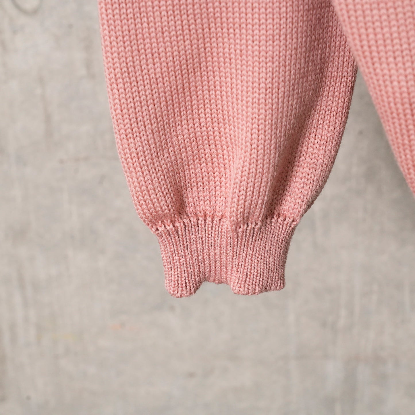 CLASSIC FRENCH KNITTED MERINO CARDIGAN WITH FRONT BUT- TONS AND SHORT HEM AND KNIT- TED BOW / ROSE