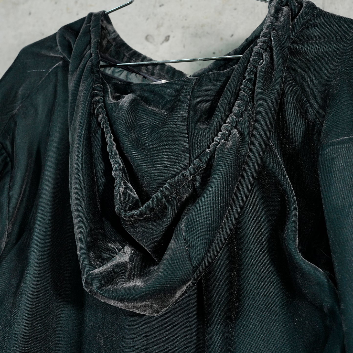 VELVET SHIRRING HOODIE / DARK GREEN