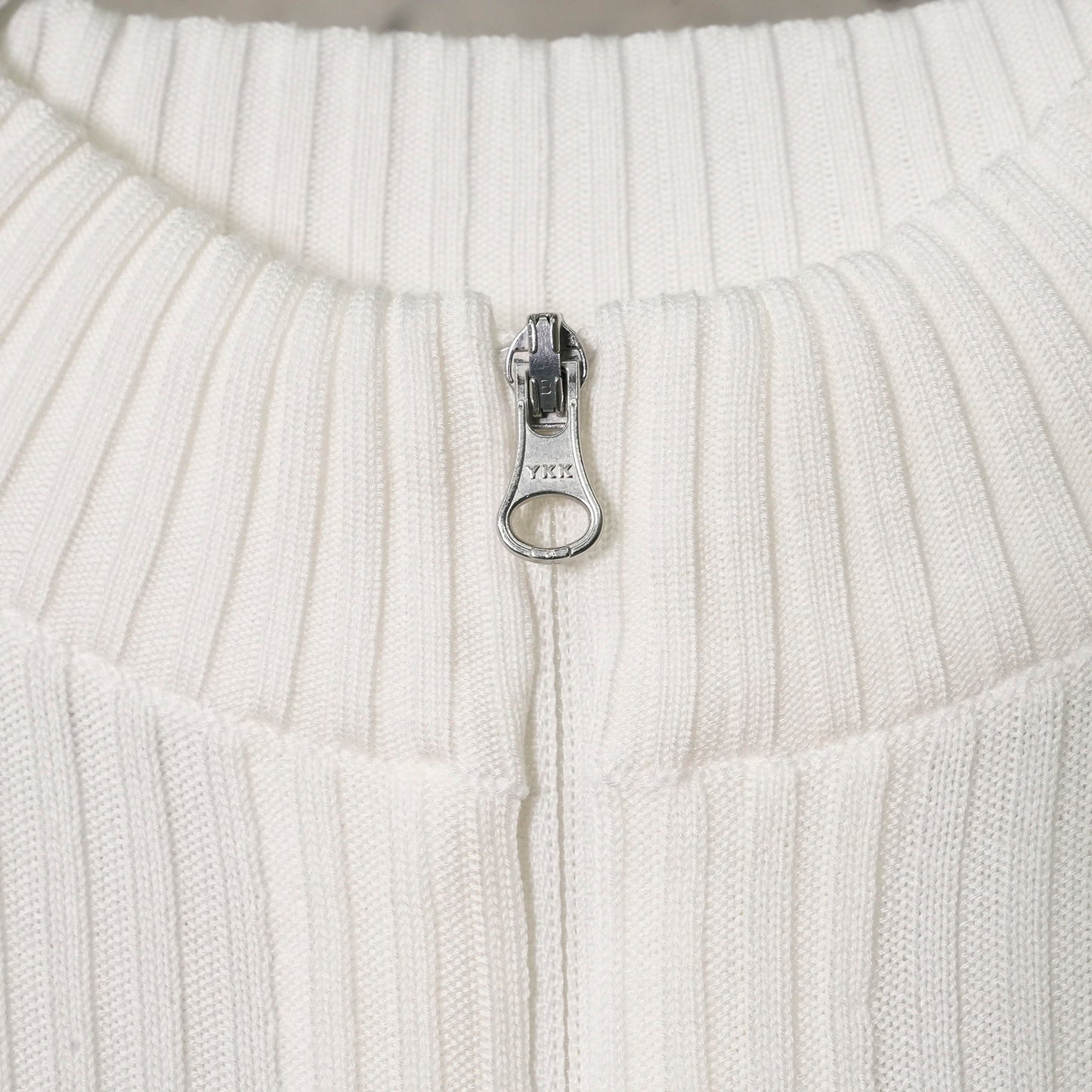 RIBBED MOCK NECK CARDIGAN / WHITE