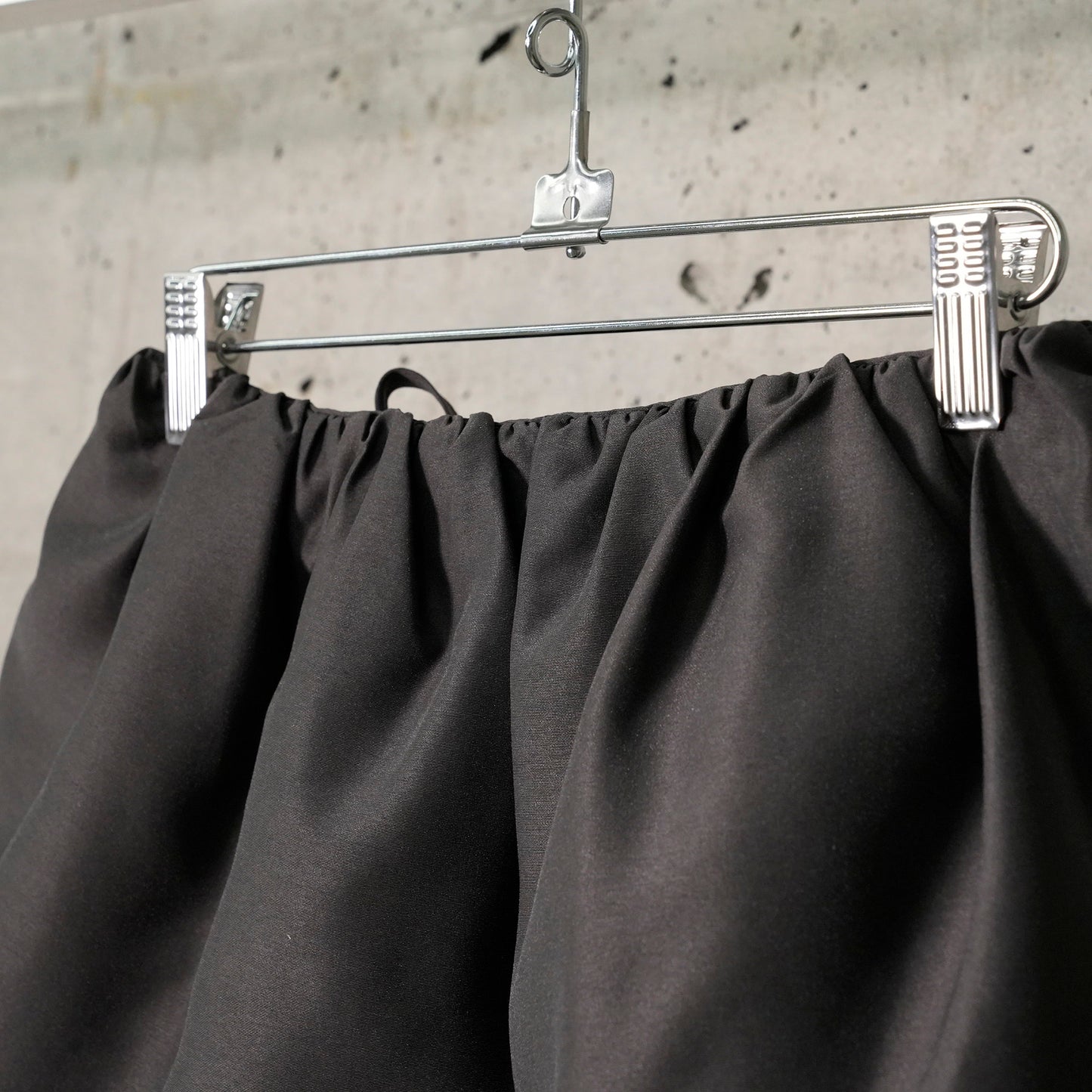 SHIRRING ORGANZA BELT SKIRT / CHARCOAL