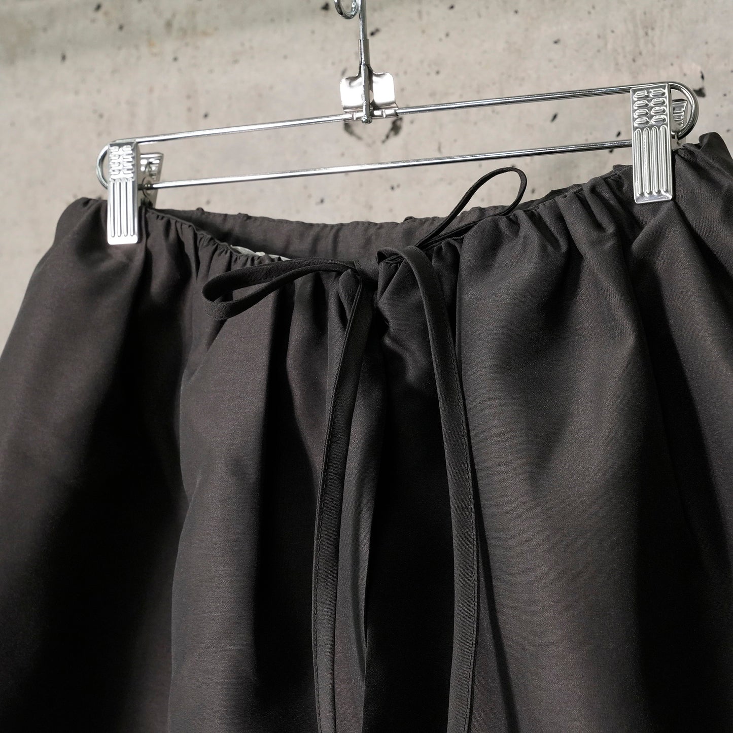 SHIRRING ORGANZA BELT SKIRT / CHARCOAL