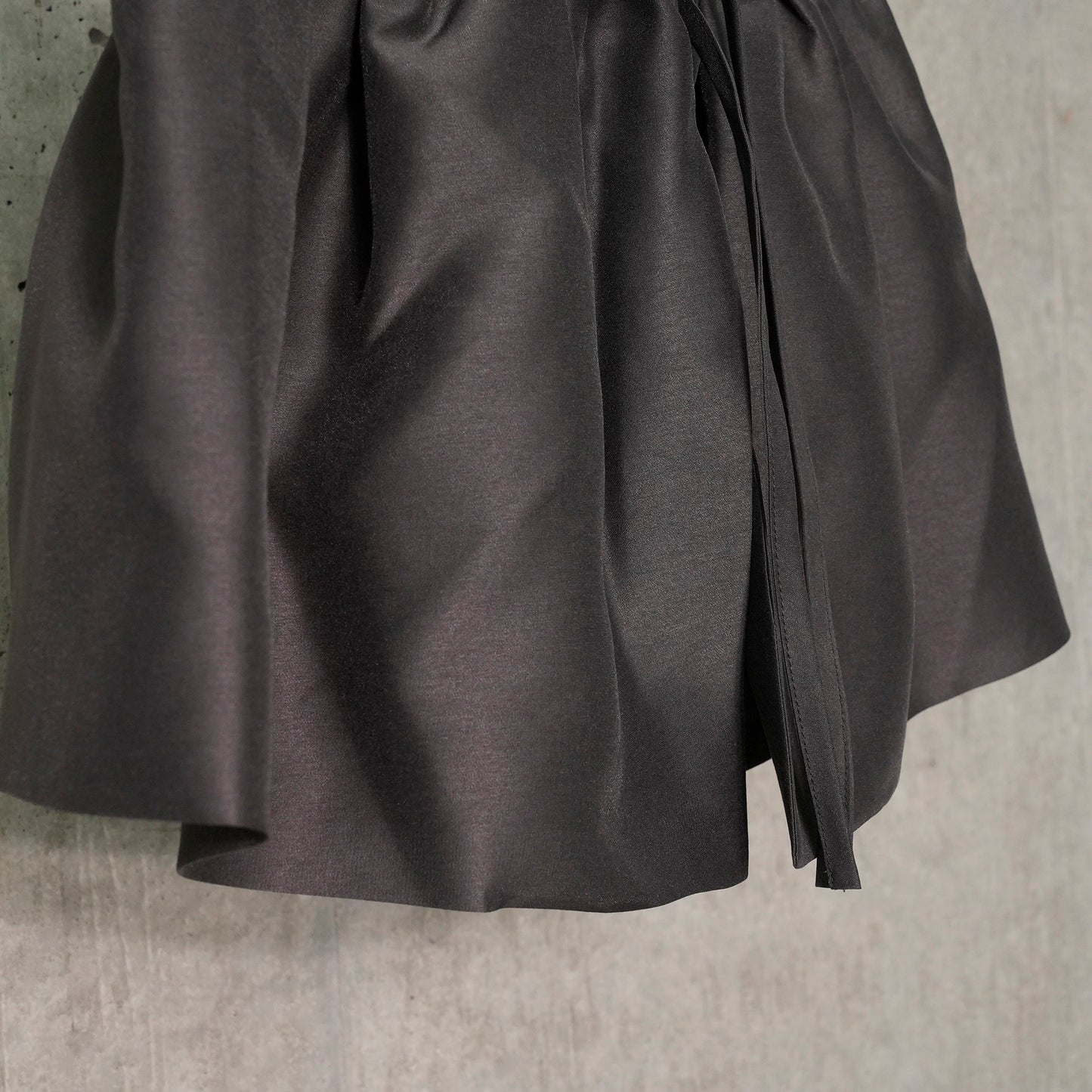 SHIRRING ORGANZA BELT SKIRT / CHARCOAL