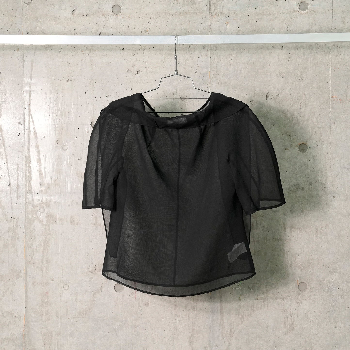 KNOTTED COLLAR TOP / BLACK