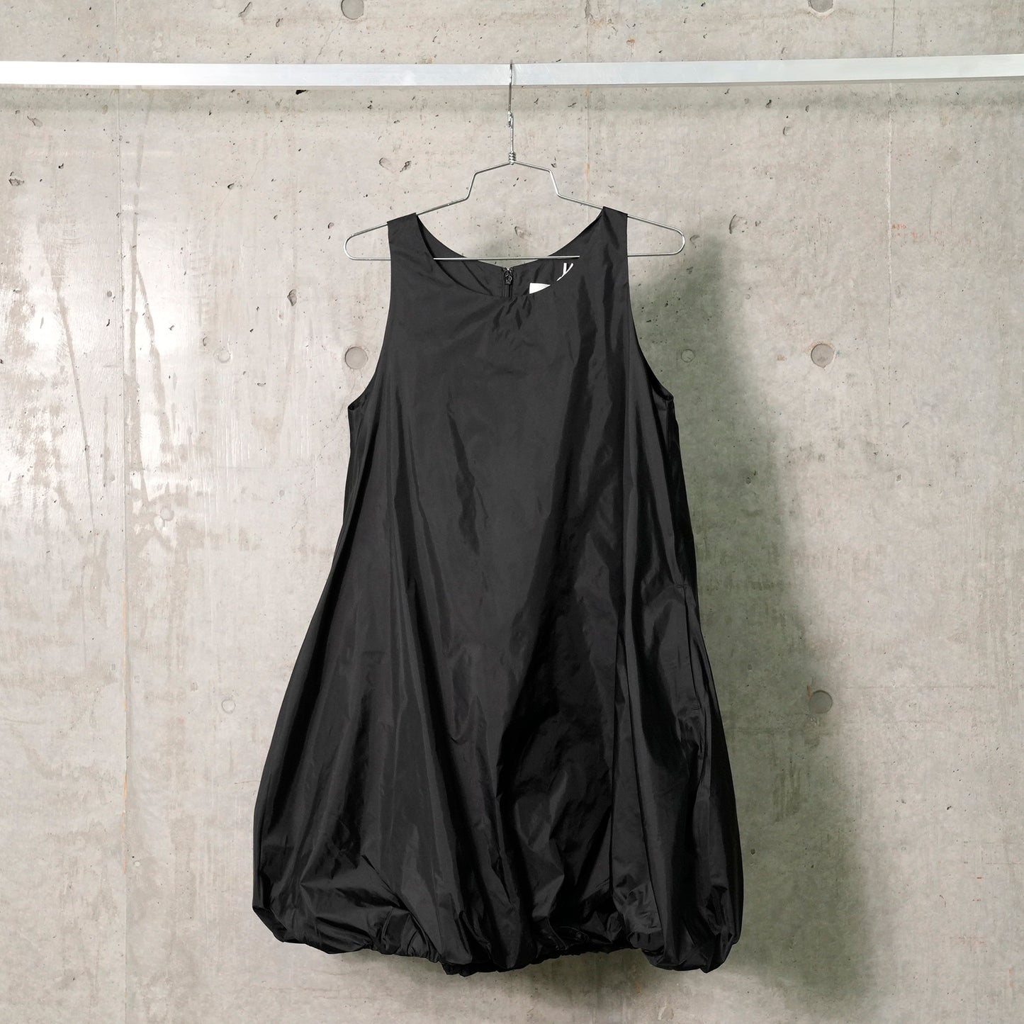 NYLON VOLUME MINI DRESS / BLACK