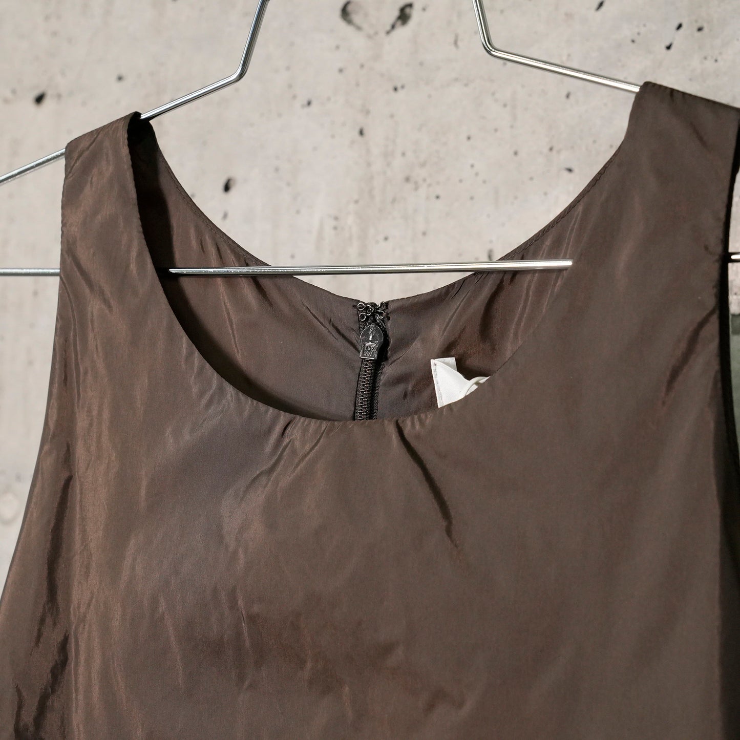 NYLON VOLUME MINI DRESS / BROWN