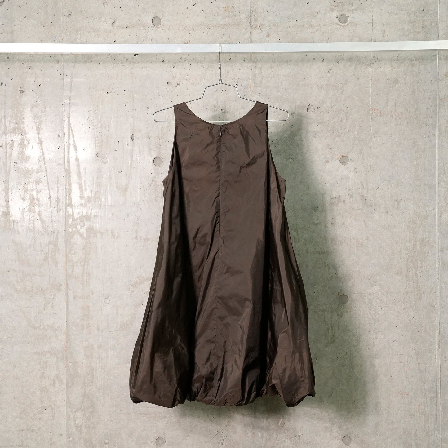 NYLON VOLUME MINI DRESS / BROWN