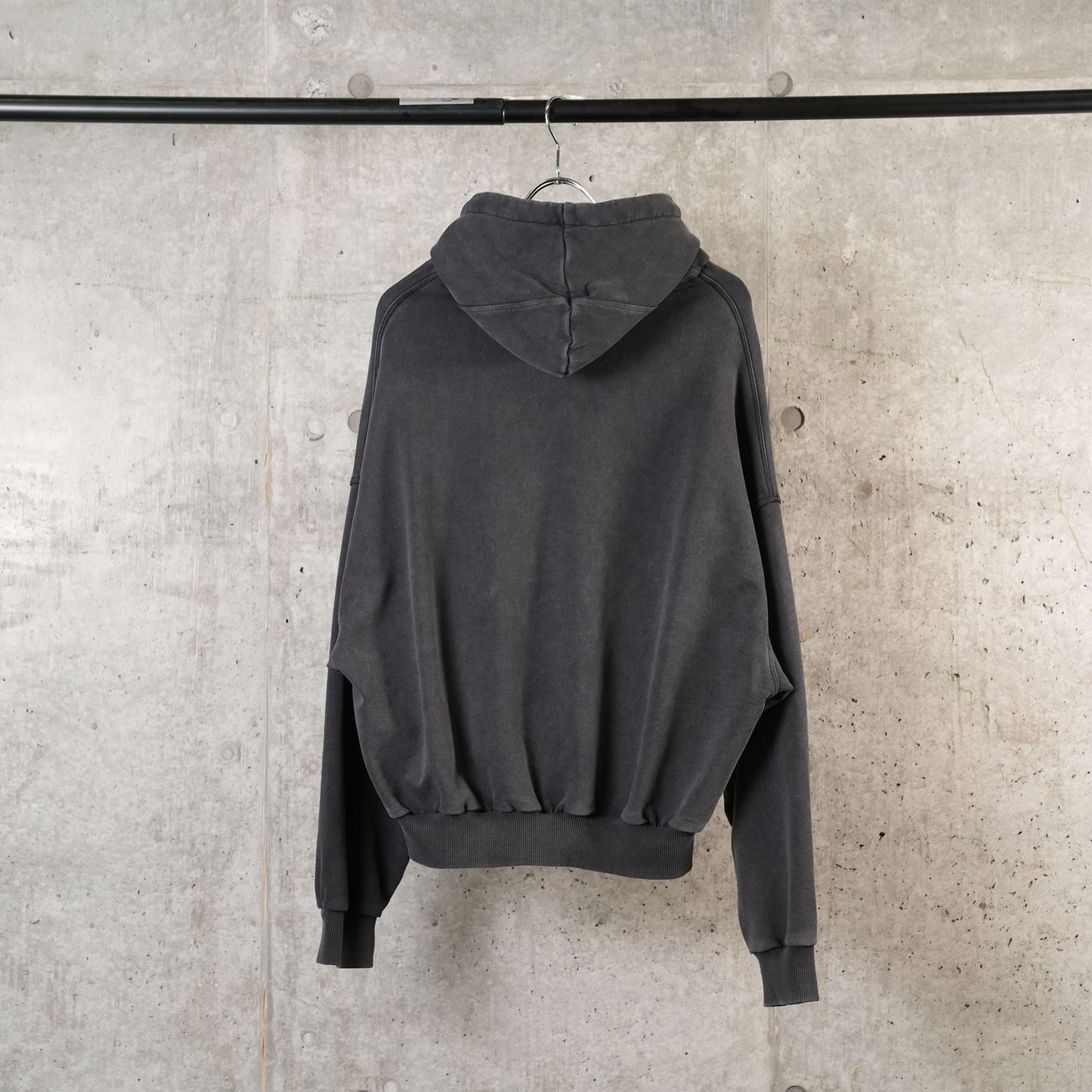 SHOULDERLESS HOODIE / BLACK