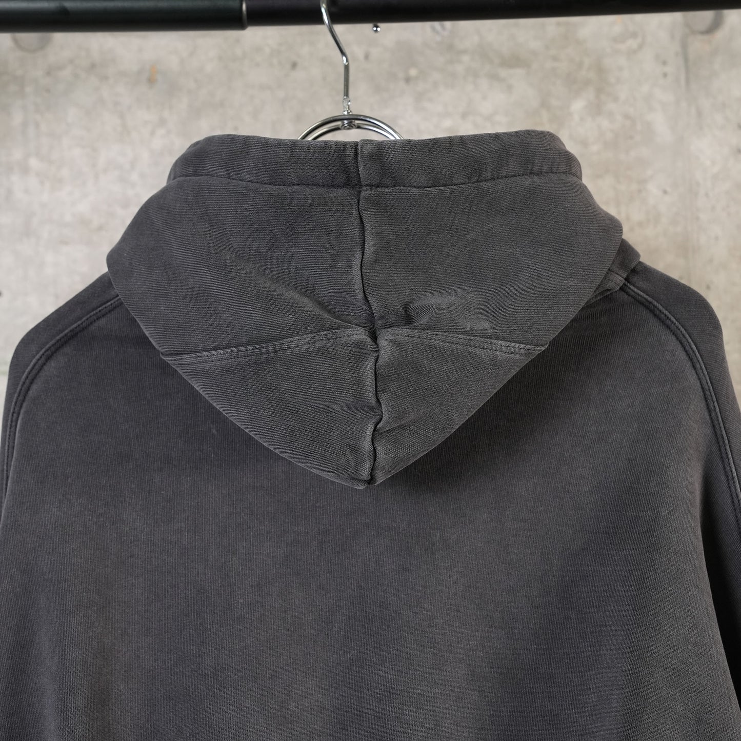 SHOULDERLESS HOODIE / BLACK