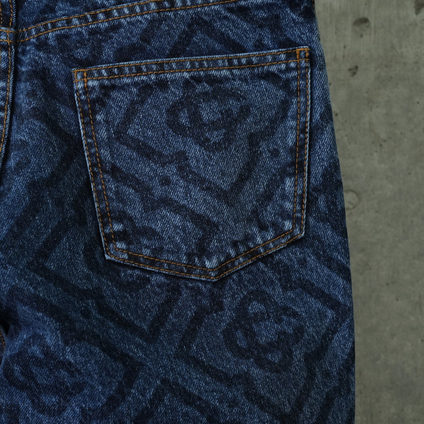 DENIM JEANS LASER MONOGRAM IN DARK VINTAGE / CSB610:MONOGRAM DARK VINTAGE